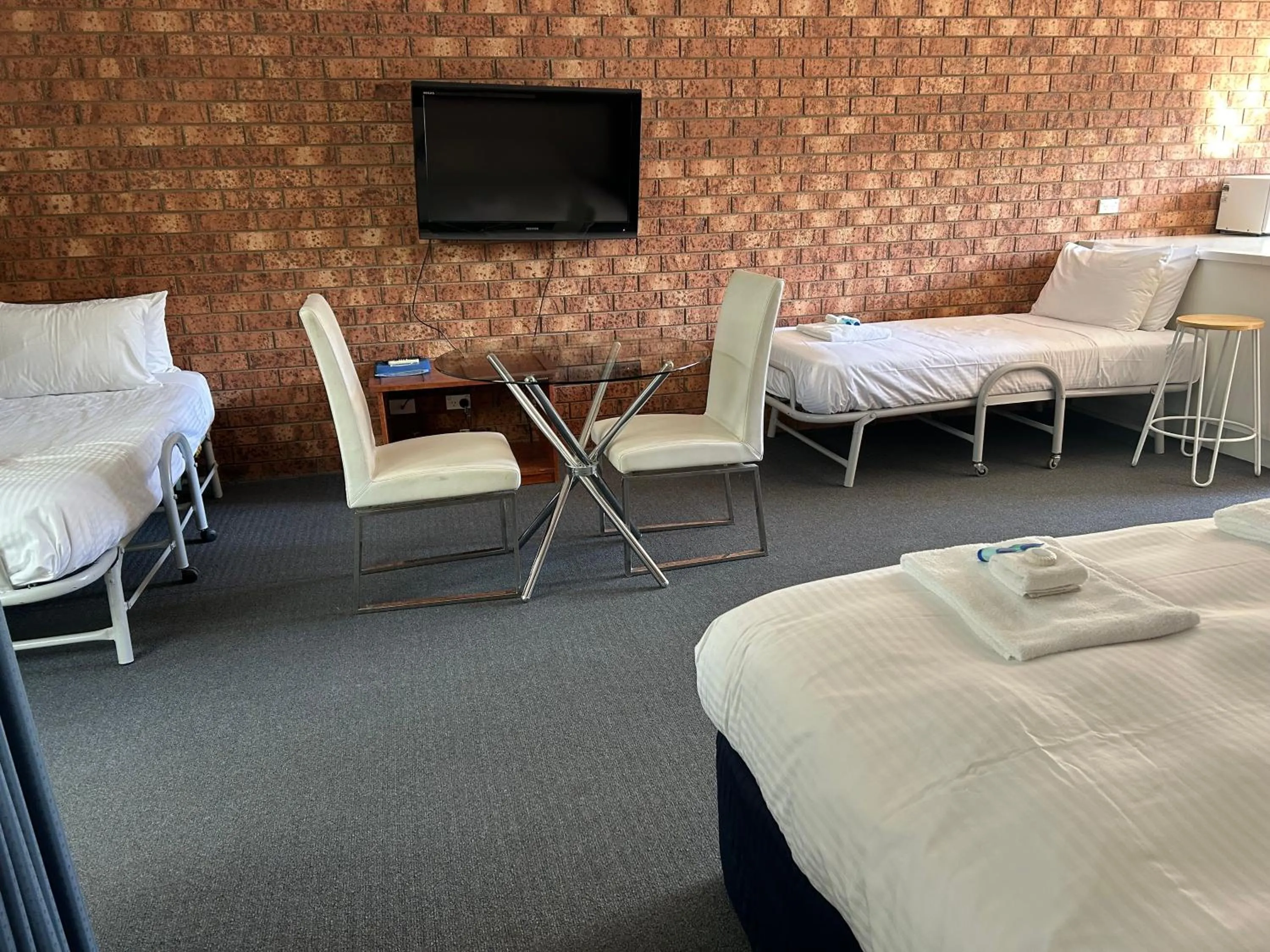 Bedroom, Bed in Portarlington Beach Motel