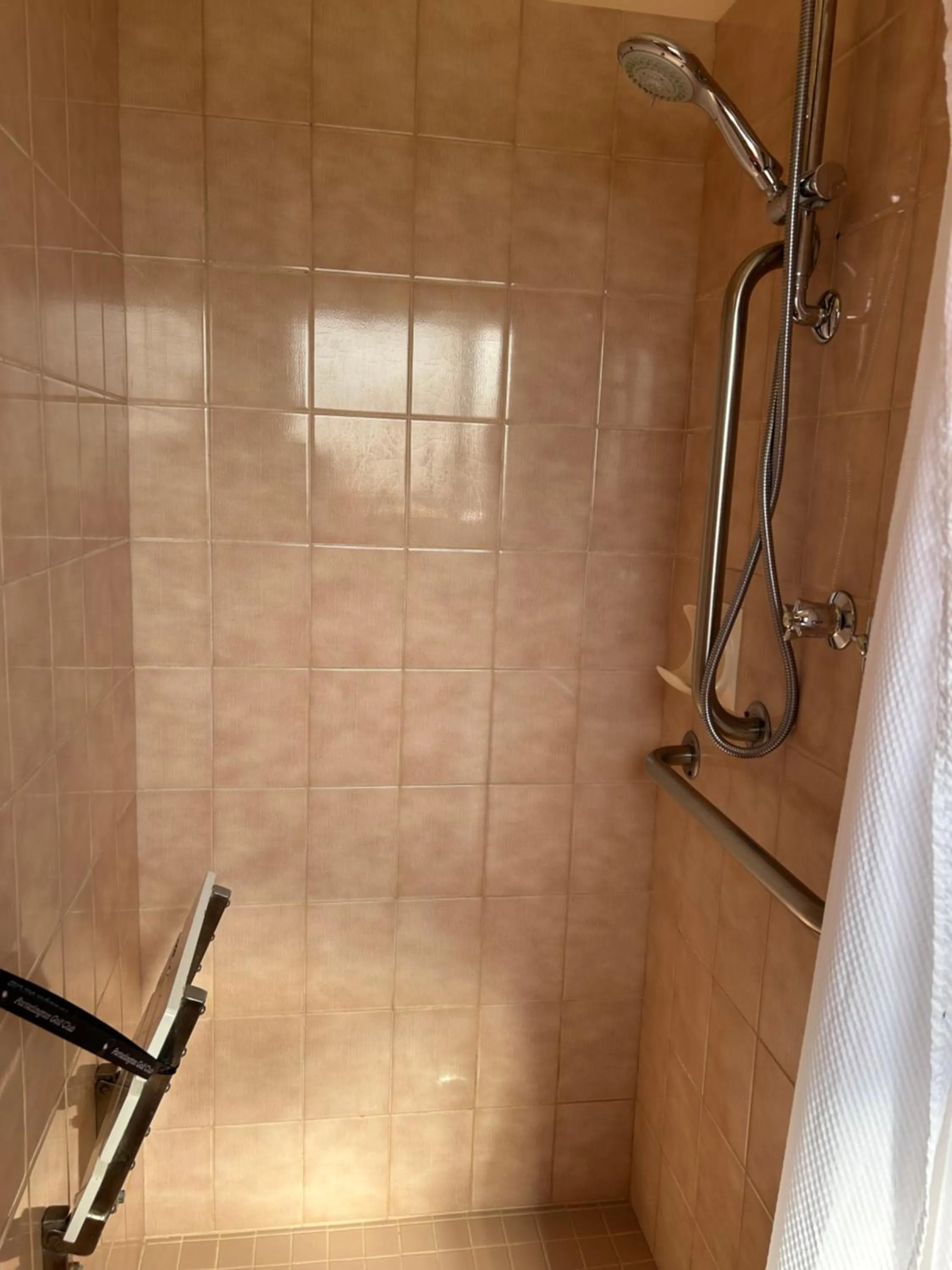Shower in Portarlington Beach Motel