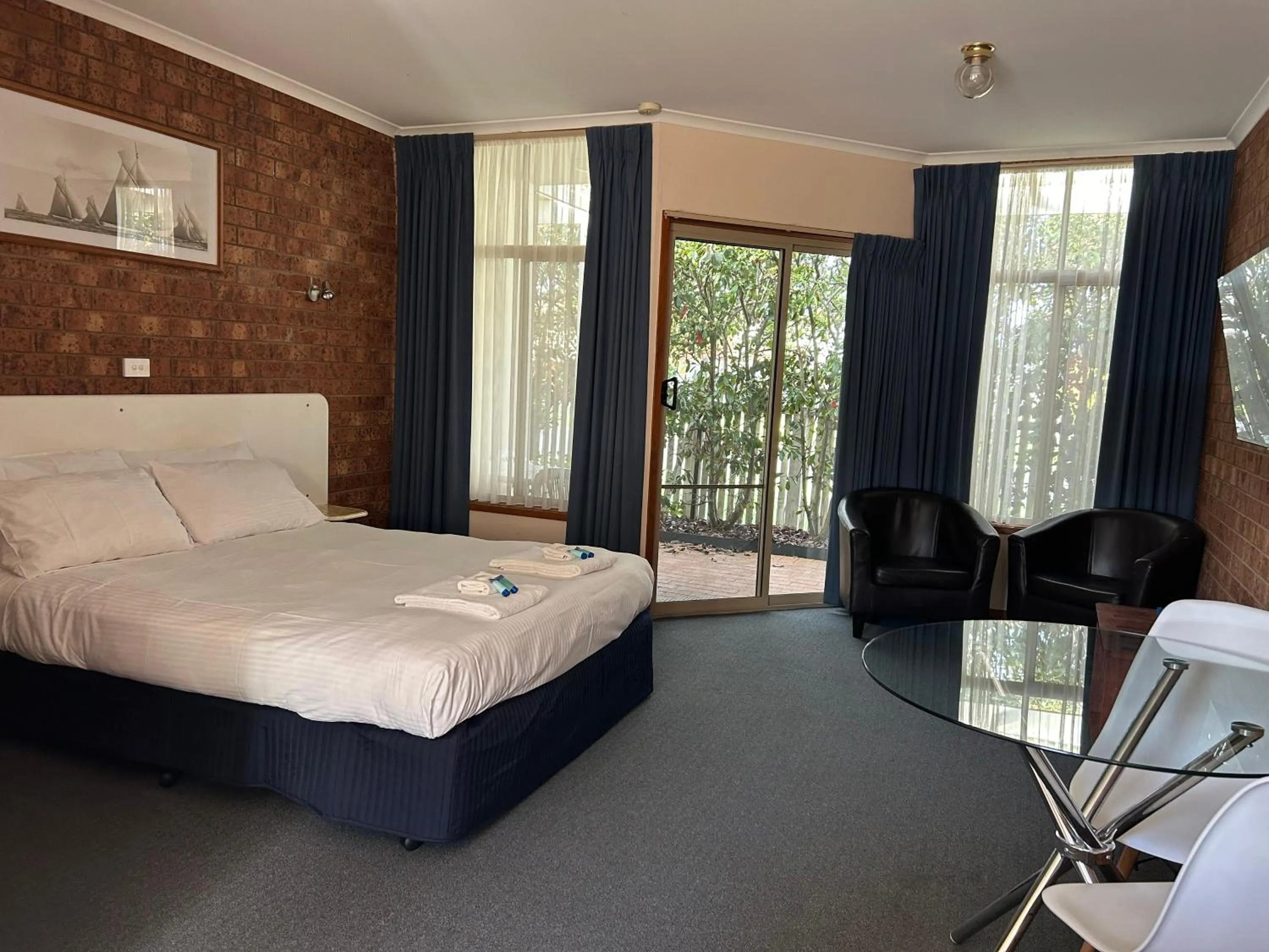 Bedroom, Bed in Portarlington Beach Motel