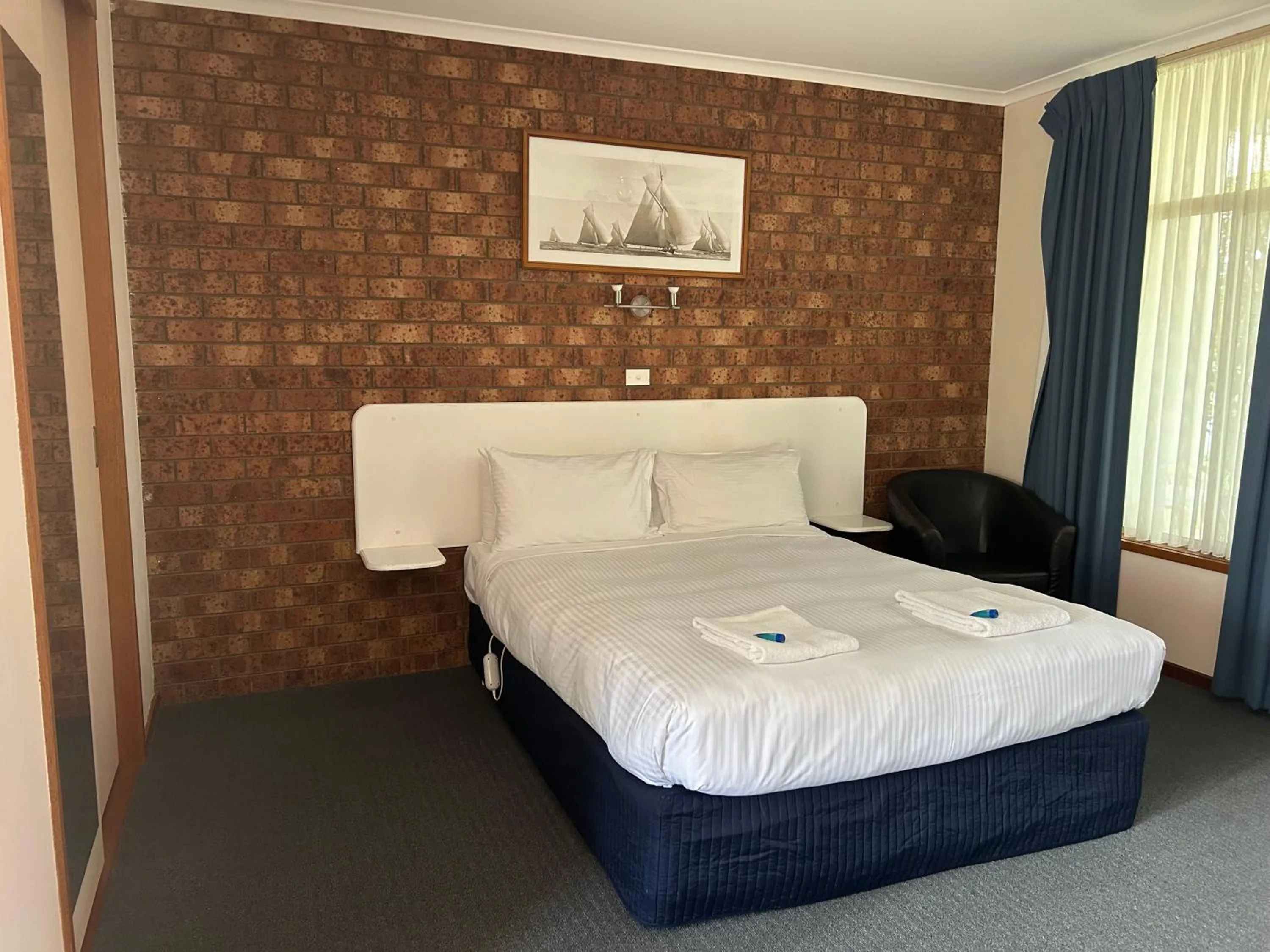 Bedroom, Bed in Portarlington Beach Motel