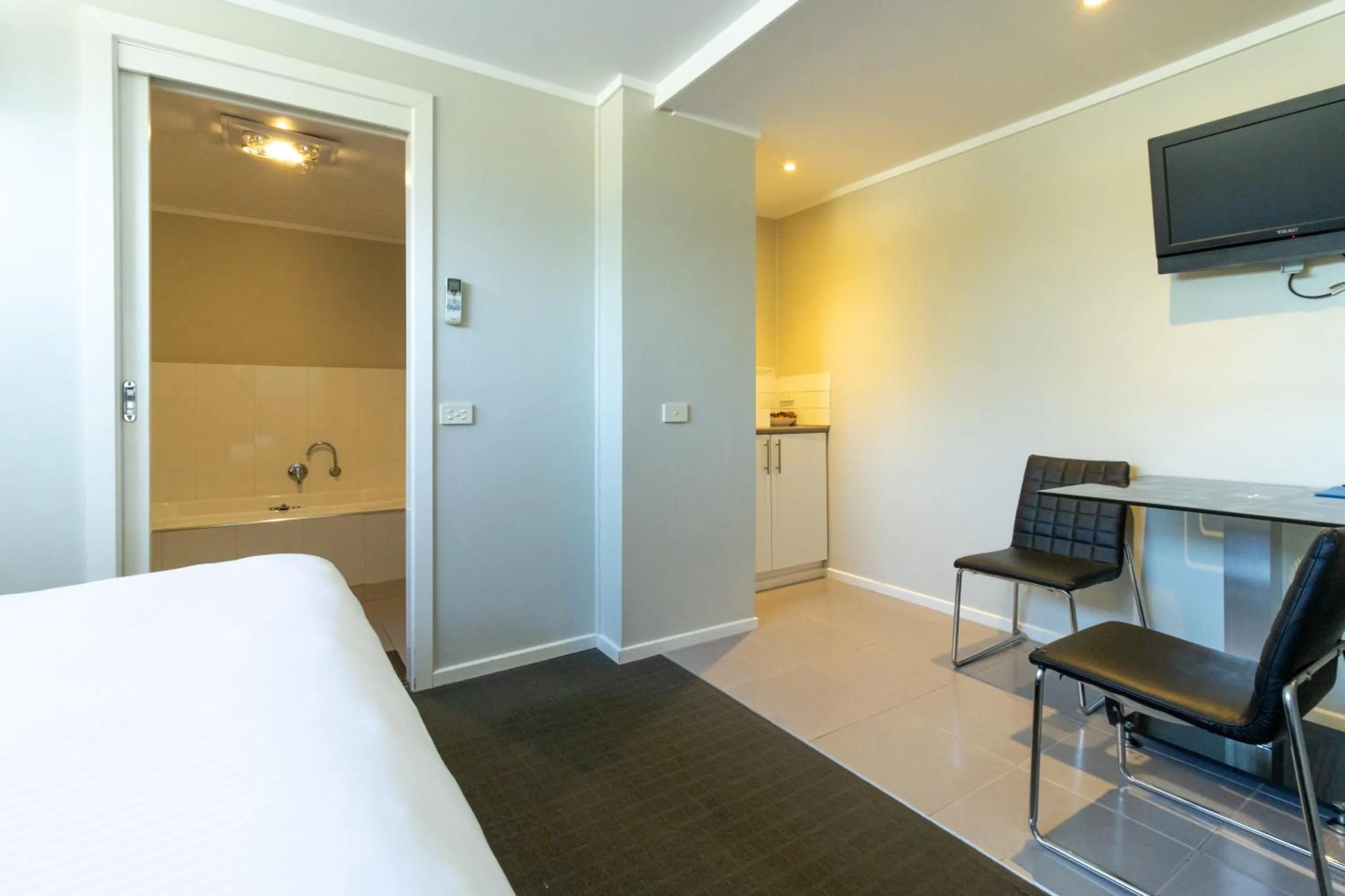 Seating area, Bed in Portarlington Beach Motel