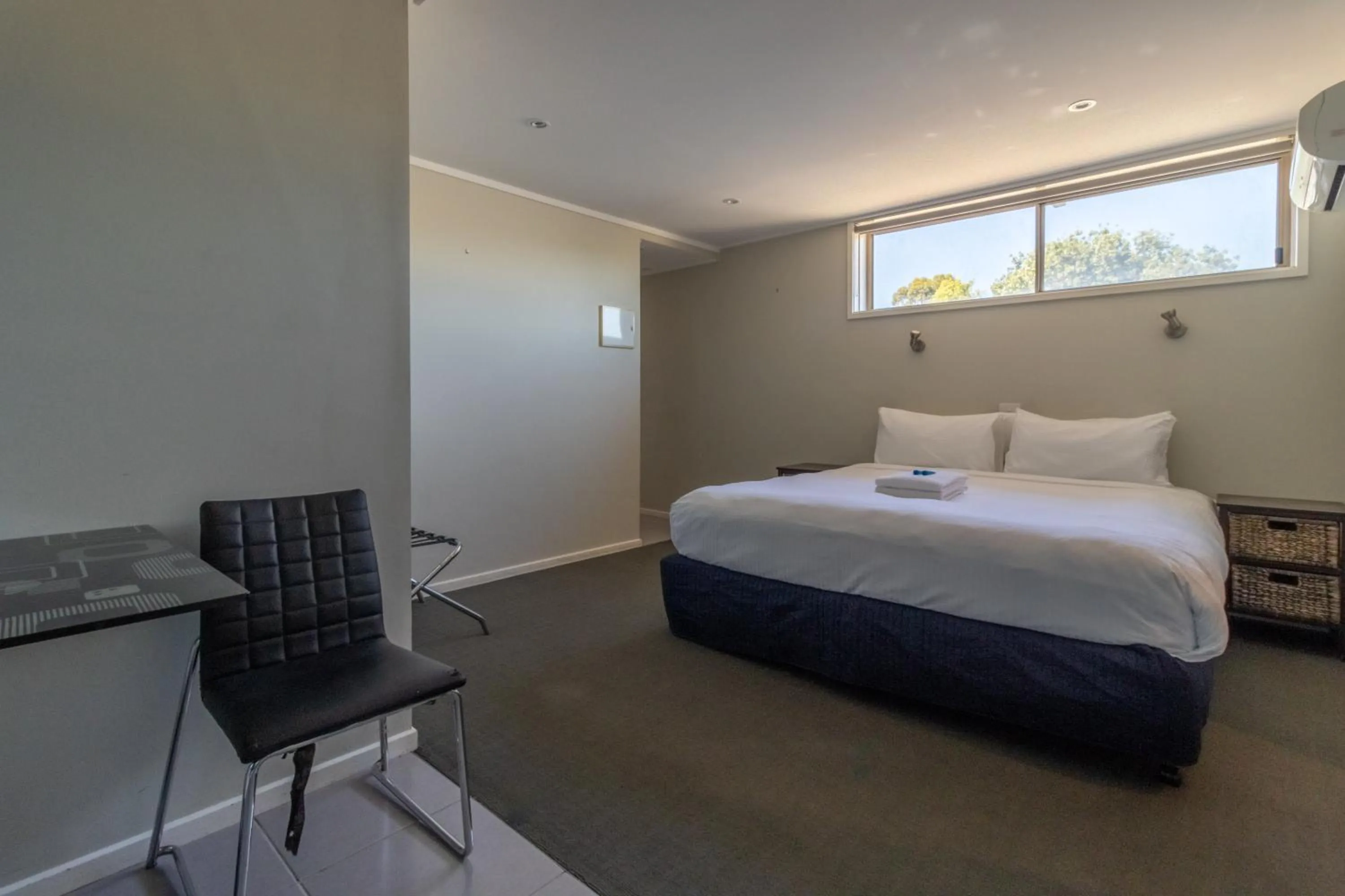 Bedroom, Bed in Portarlington Beach Motel
