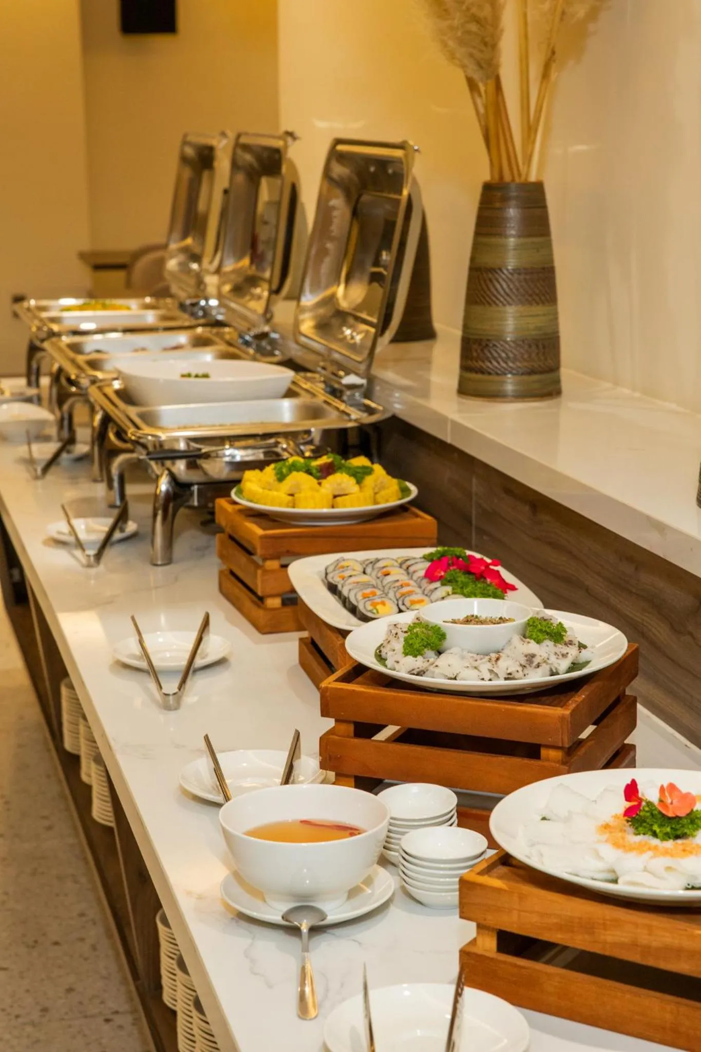 Restaurant/places to eat in Canary Dalat Hotel