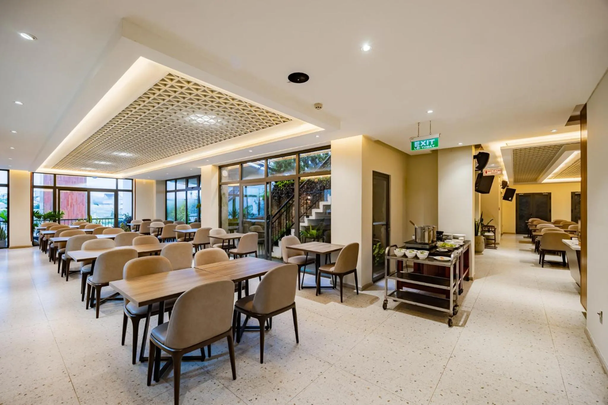 Restaurant/places to eat in Canary Dalat Hotel