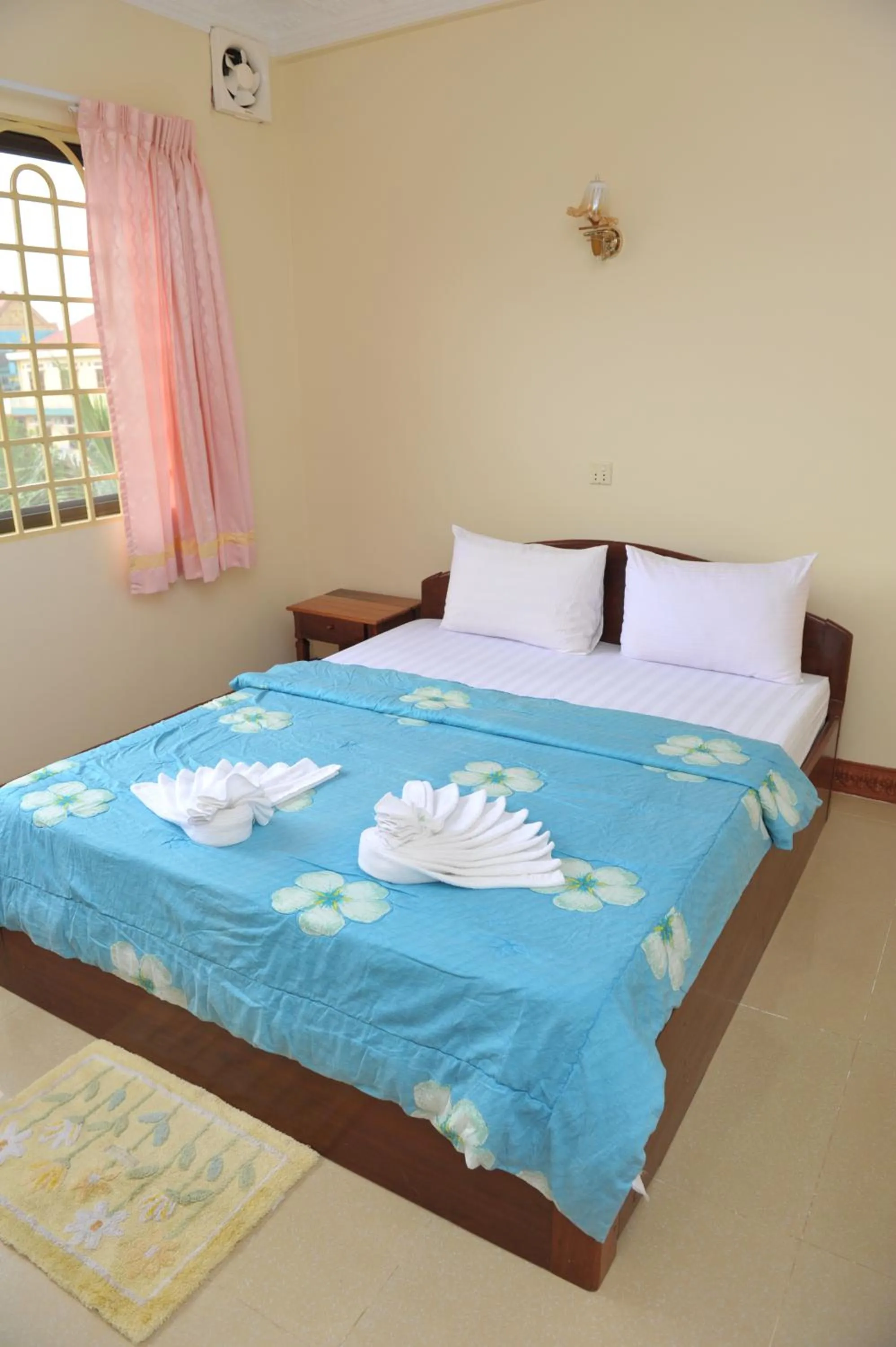 Photo of the whole room, Bed in Okay Guesthouse Siem Reap