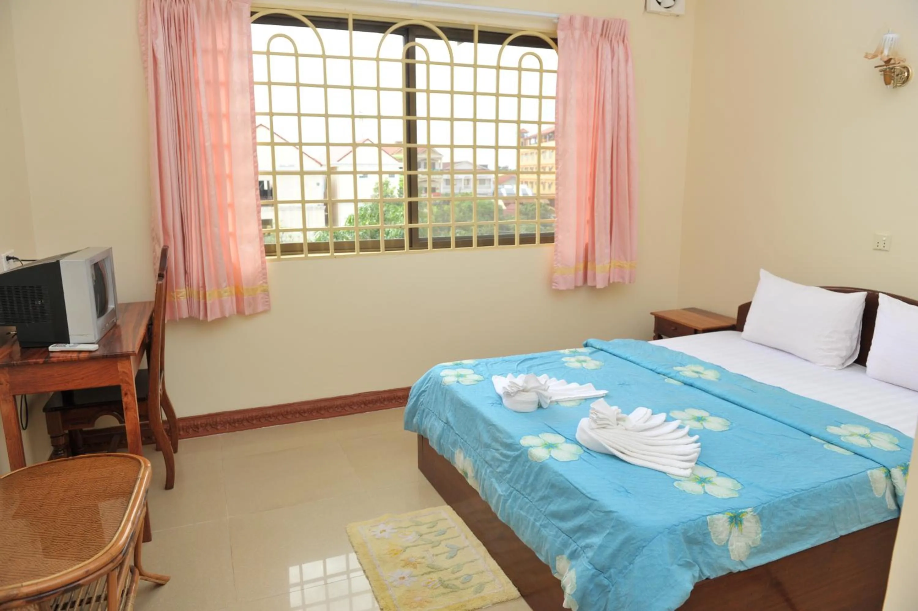 Photo of the whole room, Bed in Okay Guesthouse Siem Reap