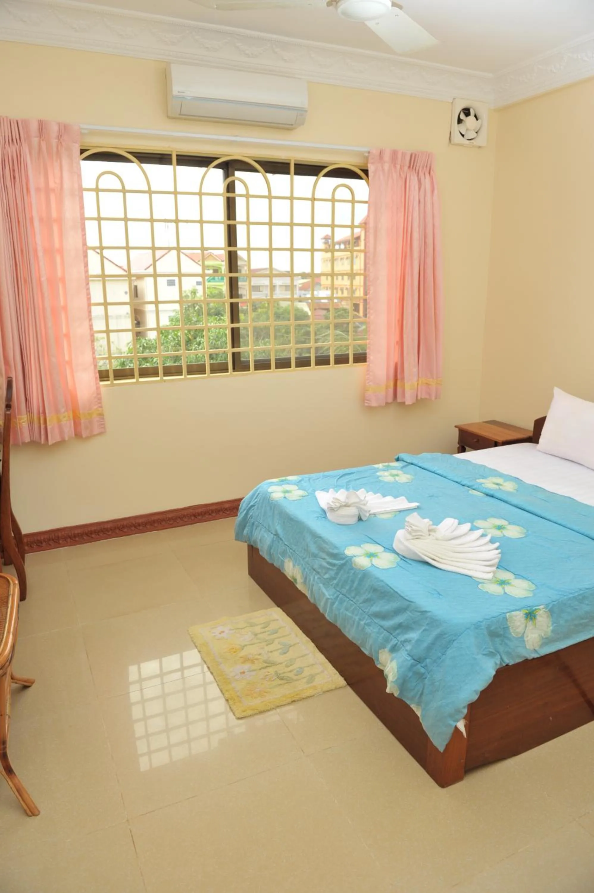 Photo of the whole room, Bed in Okay Guesthouse Siem Reap