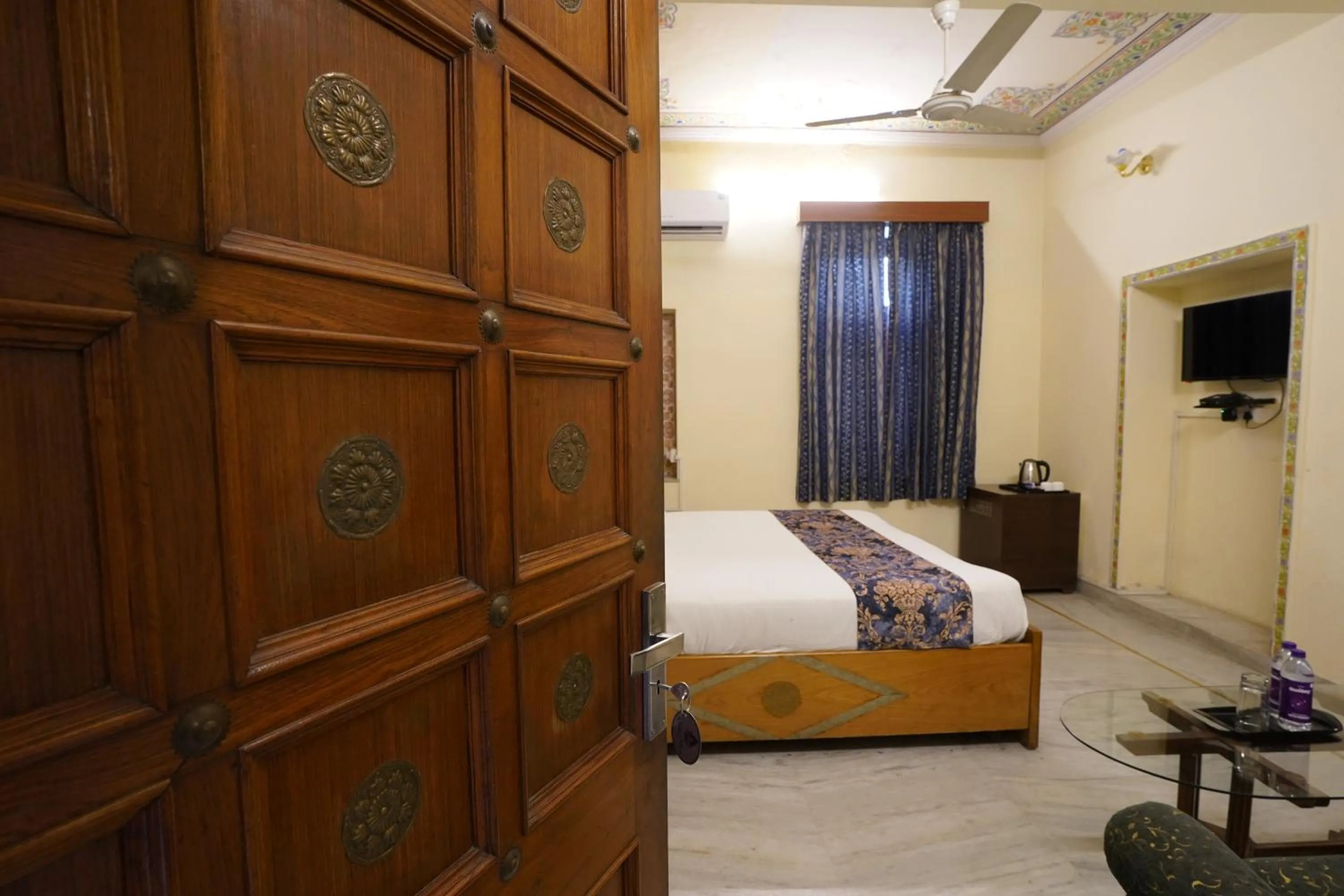 Photo of the whole room, Bed in Hotel Radoli House - A Heritage Hotel