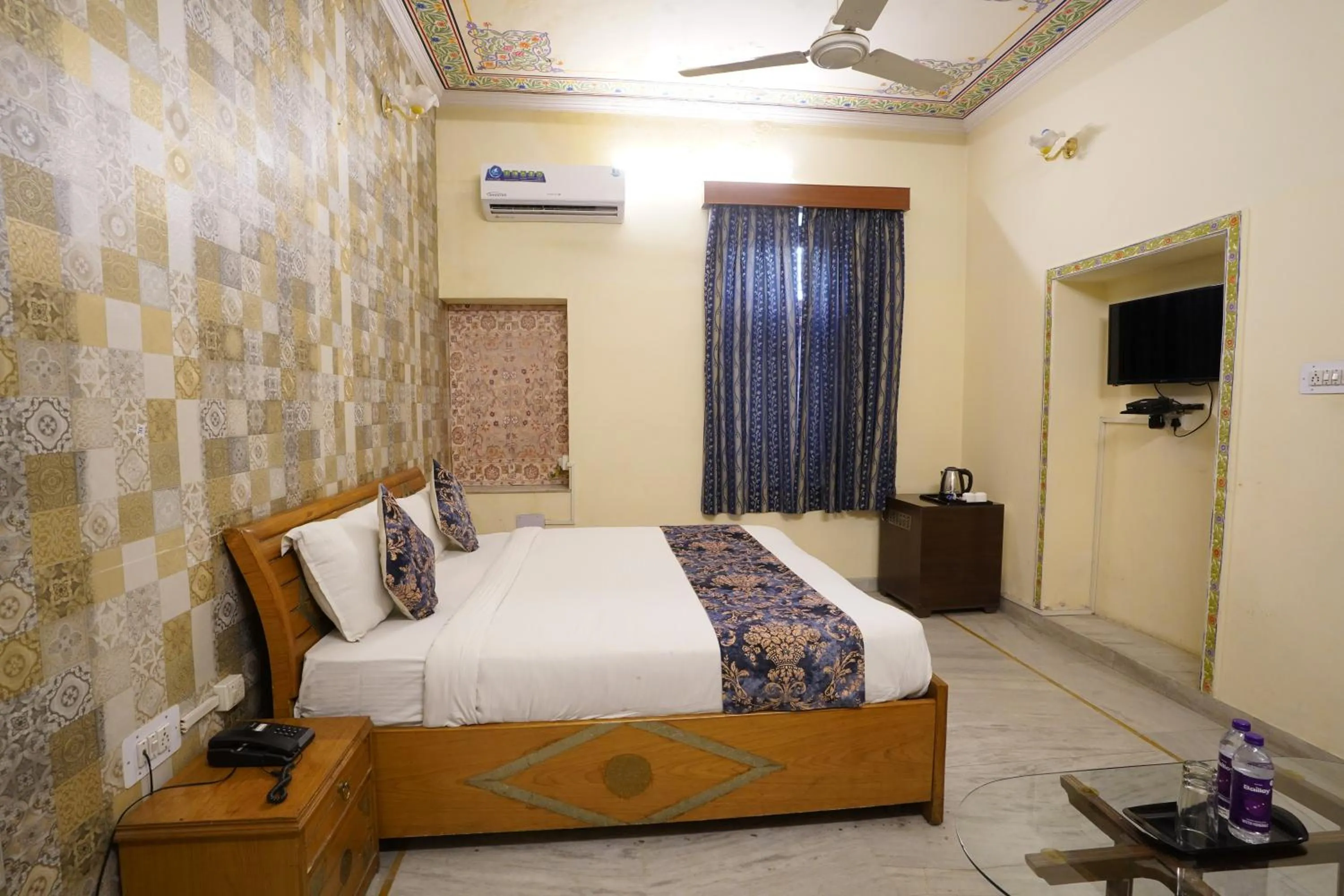 Photo of the whole room, Bed in Hotel Radoli House - A Heritage Hotel