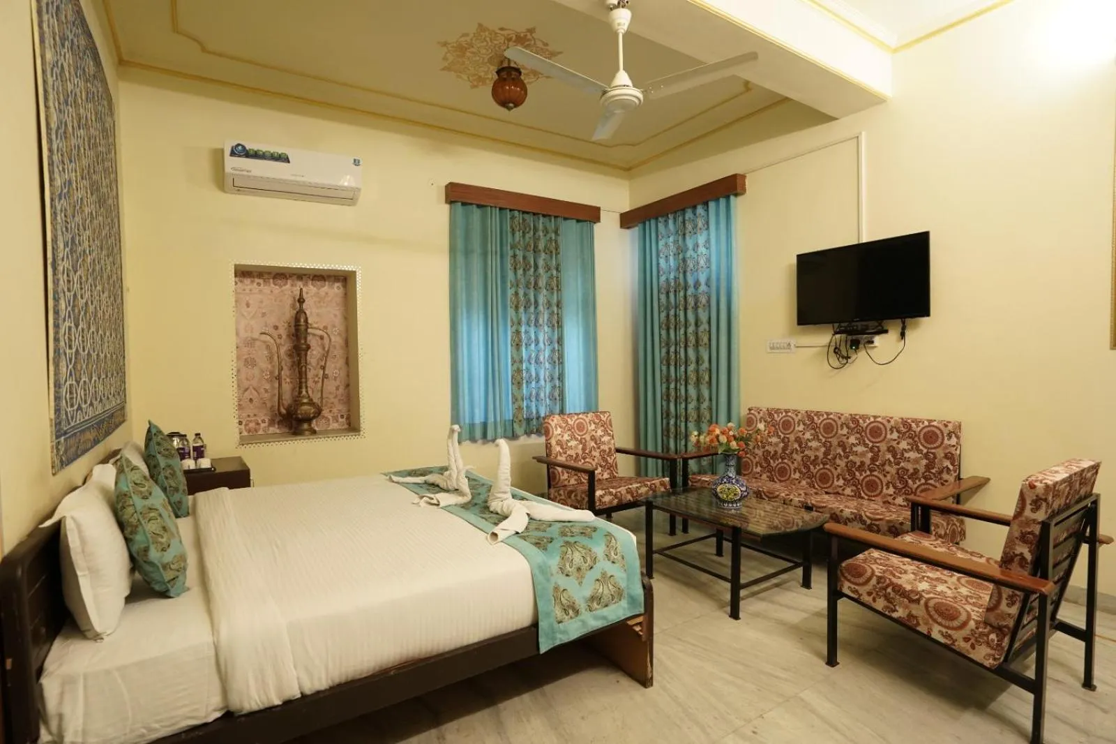 Bed in Hotel Radoli House - A Heritage Hotel