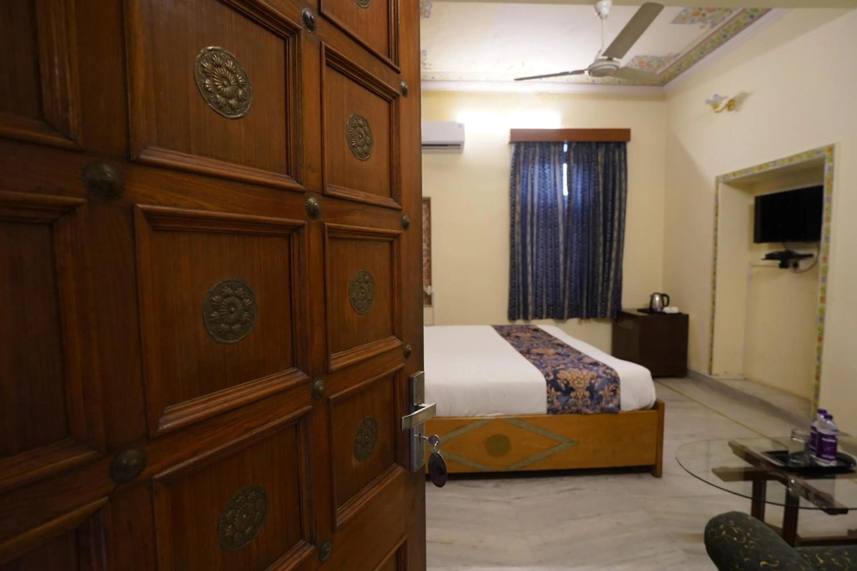 Photo of the whole room, Bed in Hotel Radoli House - A Heritage Hotel