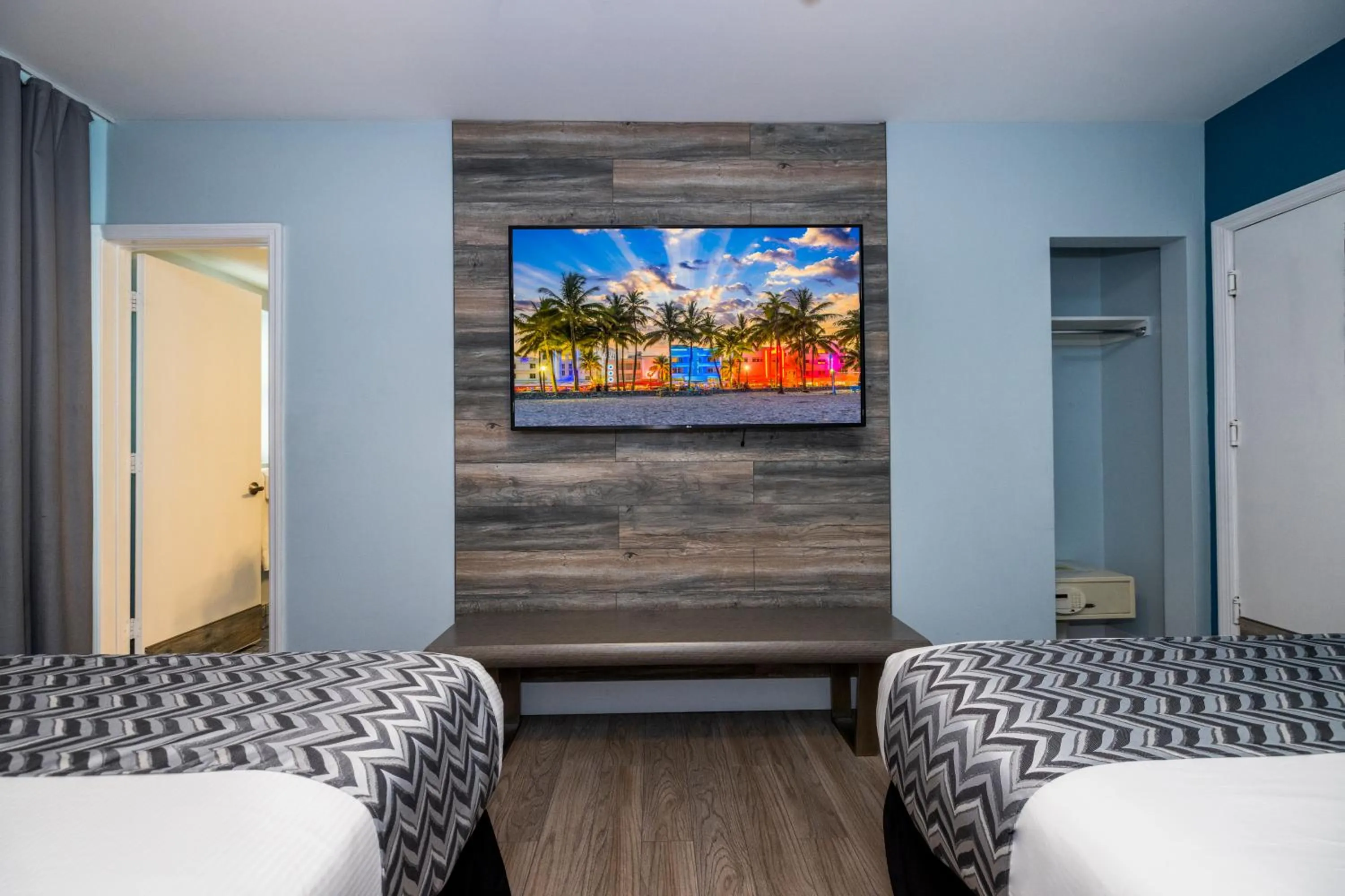 TV and multimedia, Bed in Colony Hotel