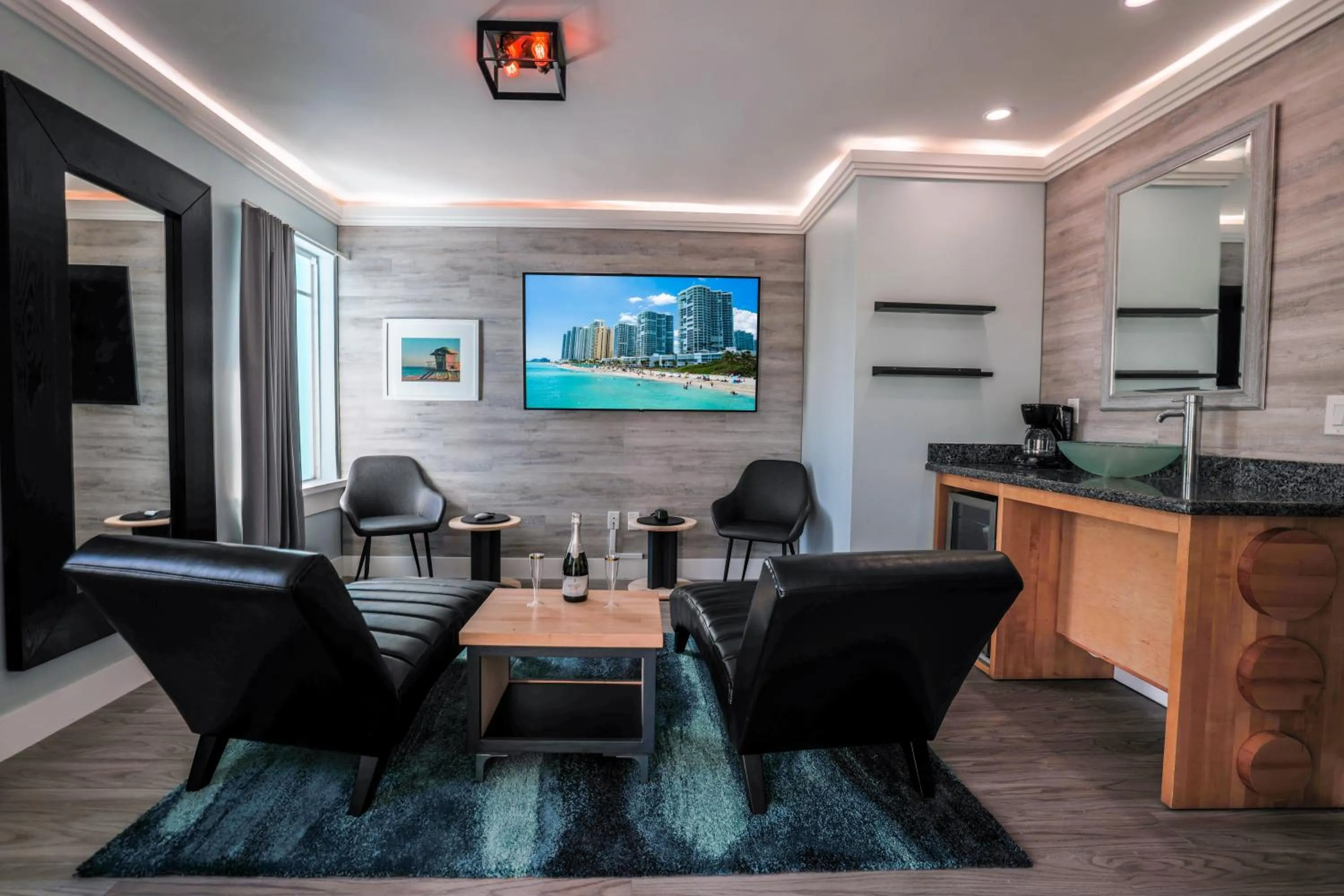 Living room in Colony Hotel