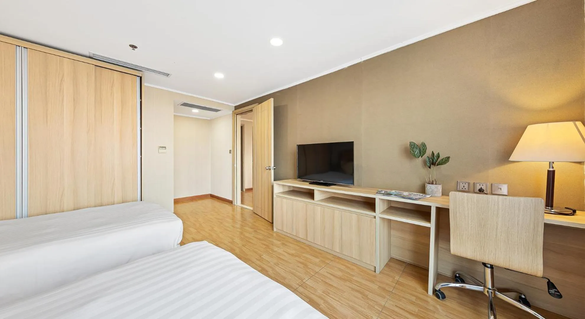 TV and multimedia, Bed in Super Candle Hotel