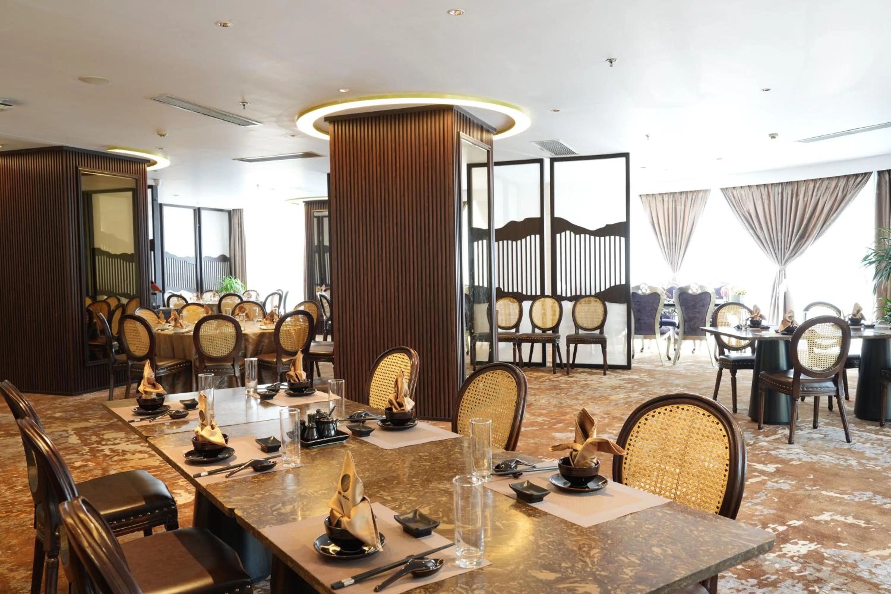 Restaurant/places to eat in Super Candle Hotel