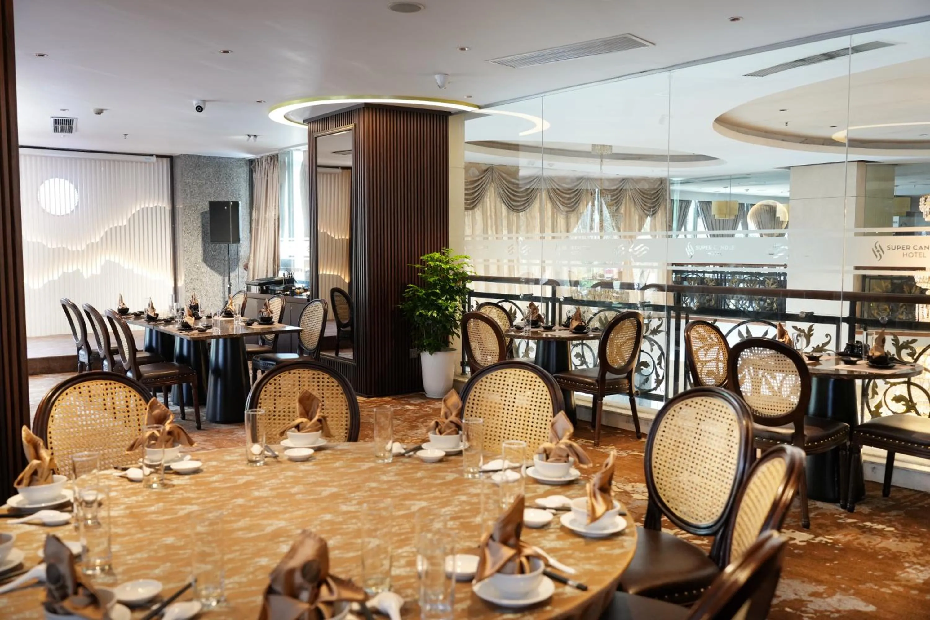 Restaurant/places to eat in Super Candle Hotel