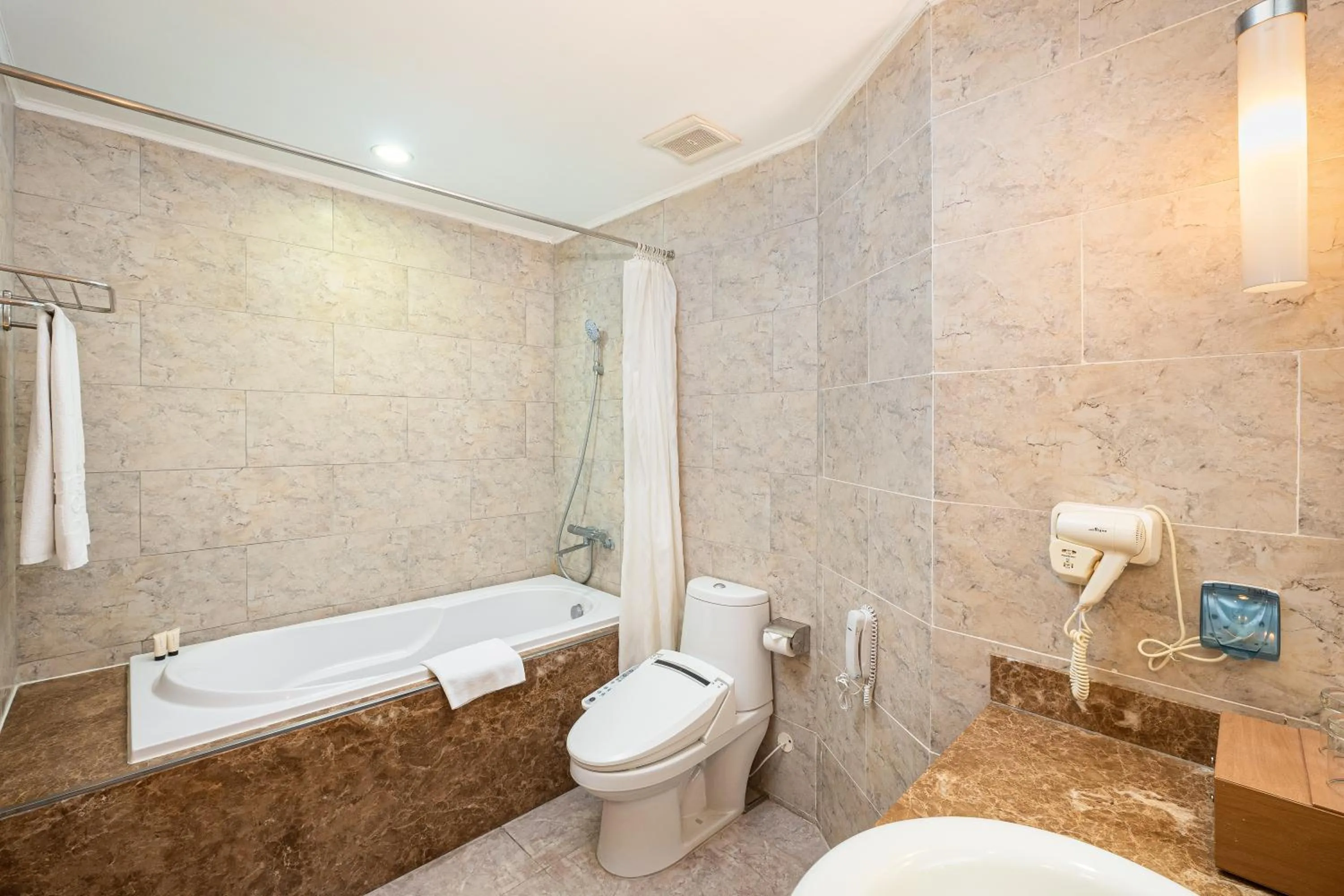 Toilet in Super Candle Hotel