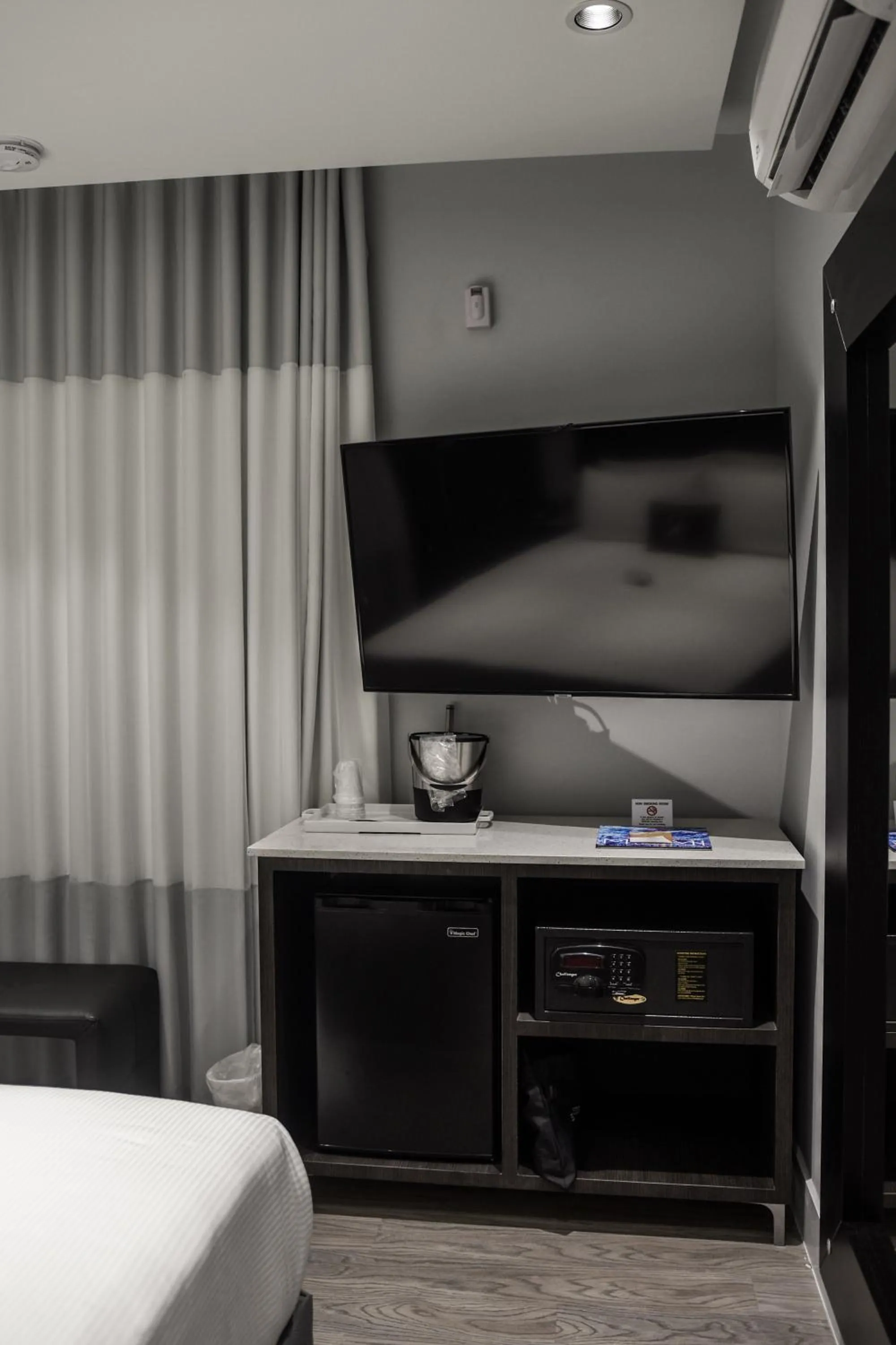 TV and multimedia, Bed in Kent Hotel