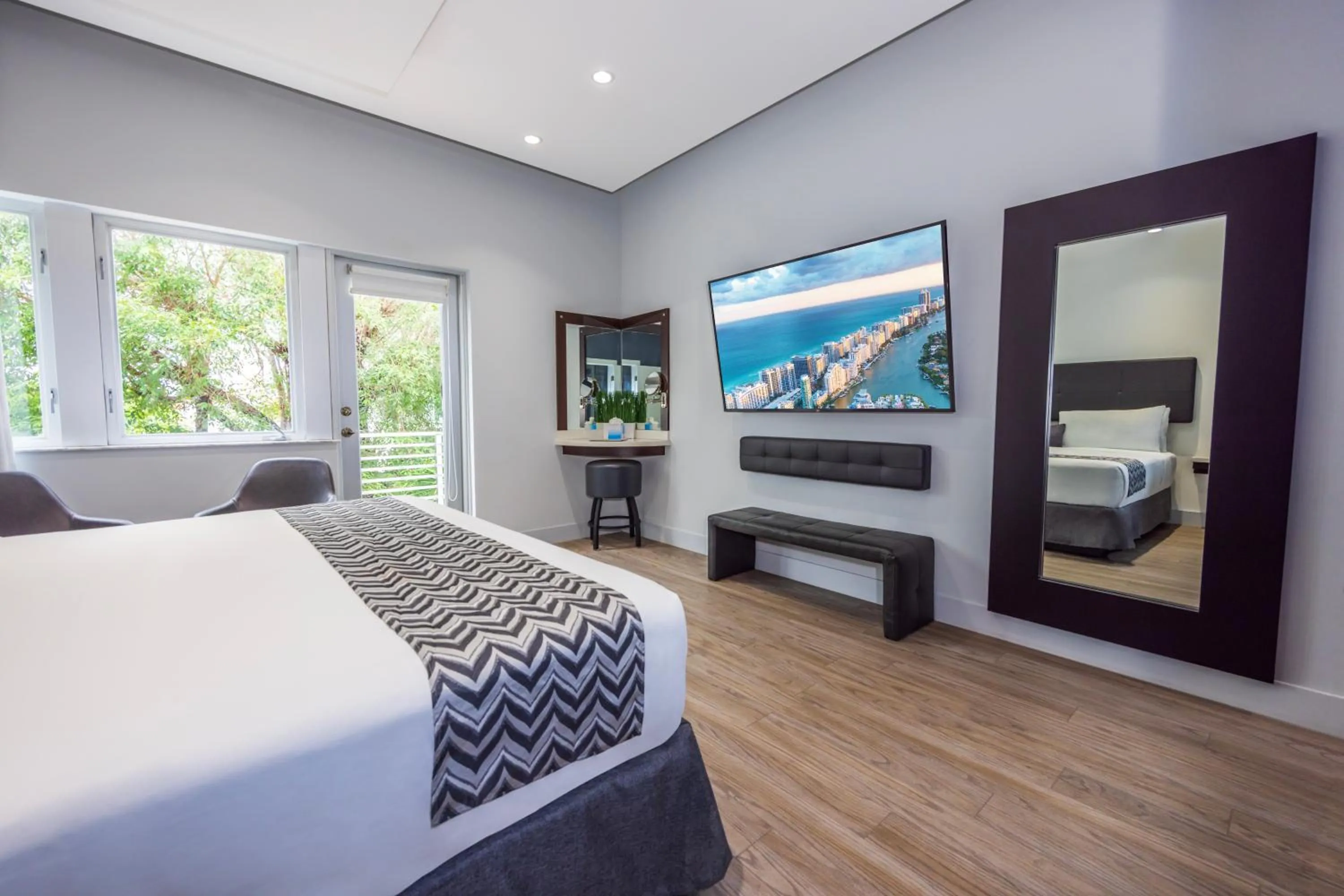 TV and multimedia, Bed in Kent Hotel