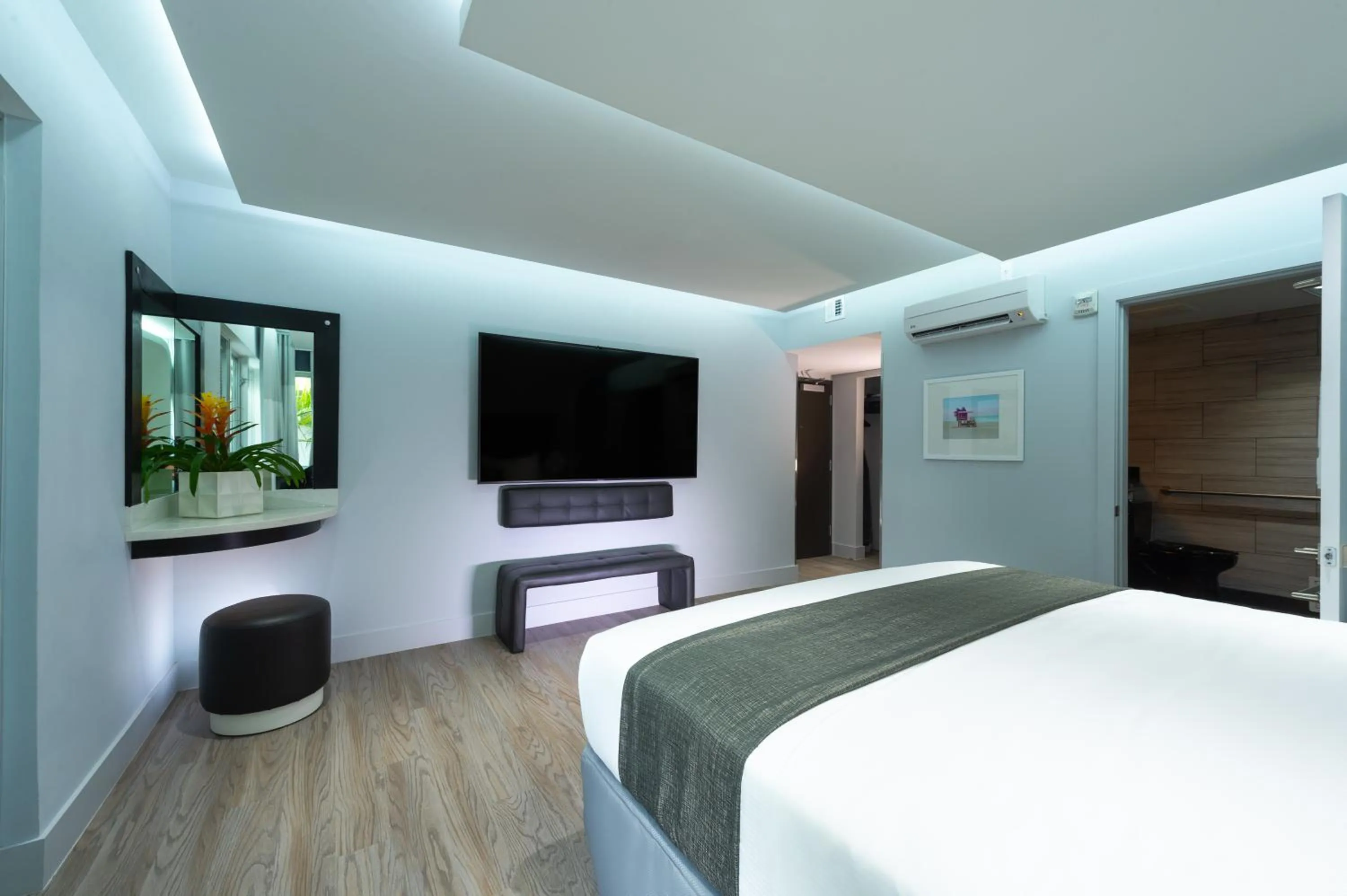 TV and multimedia, Bed in Kent Hotel