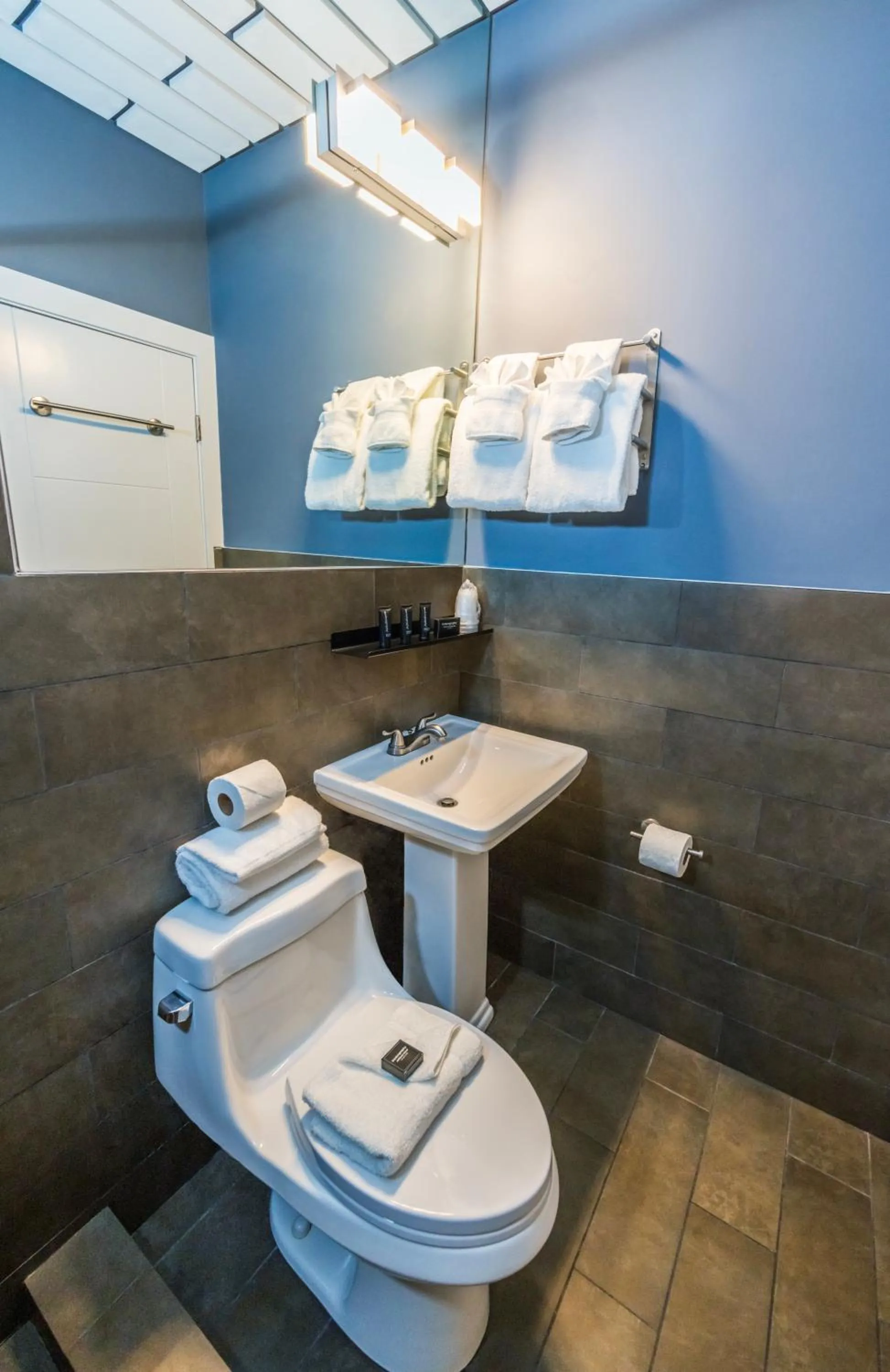 Bathroom in Kent Hotel