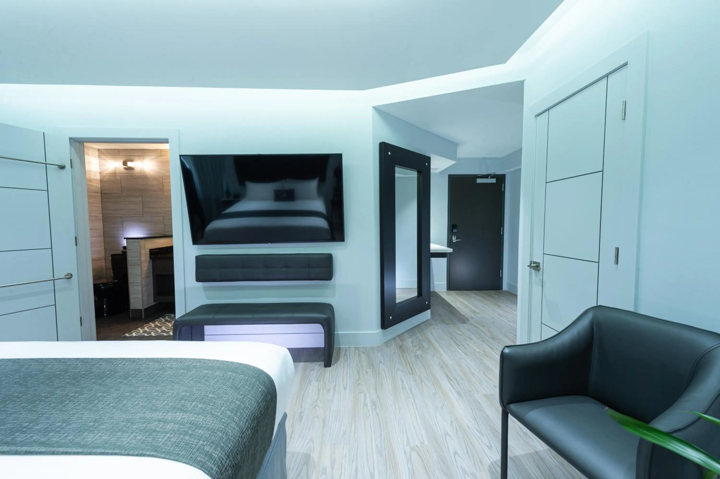 Seating area, Bed in Kent Hotel