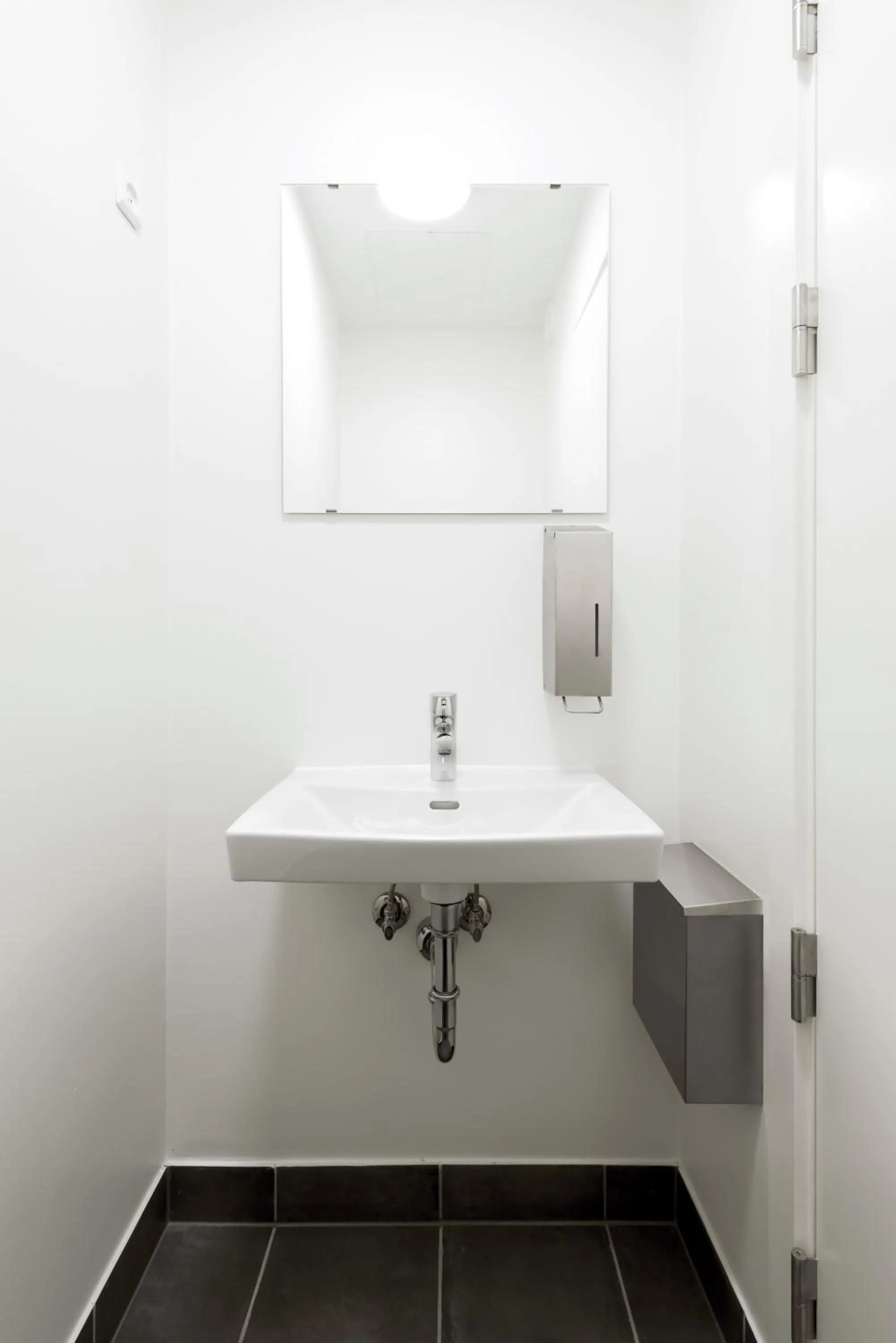 Property building, Bathroom in BOOK1 by Brøchner Hotels