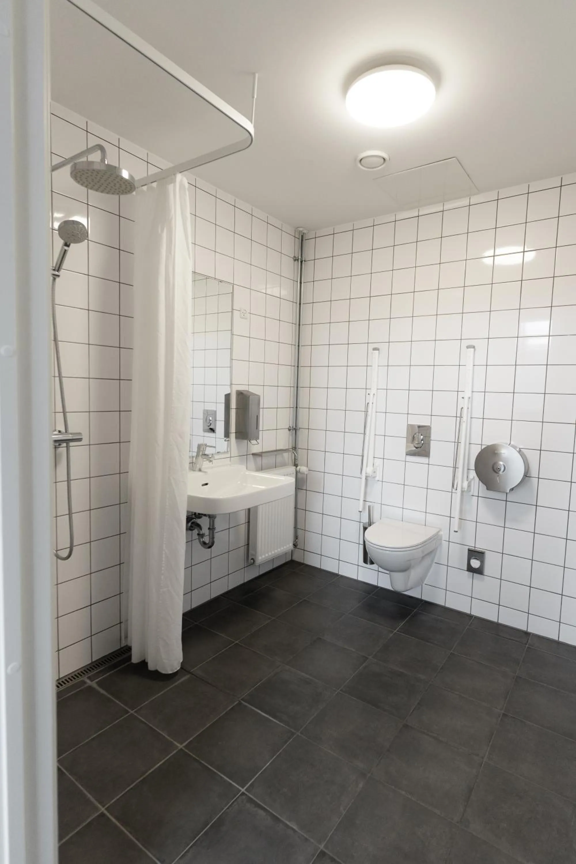 Shower in Roberta's Society Aarhus