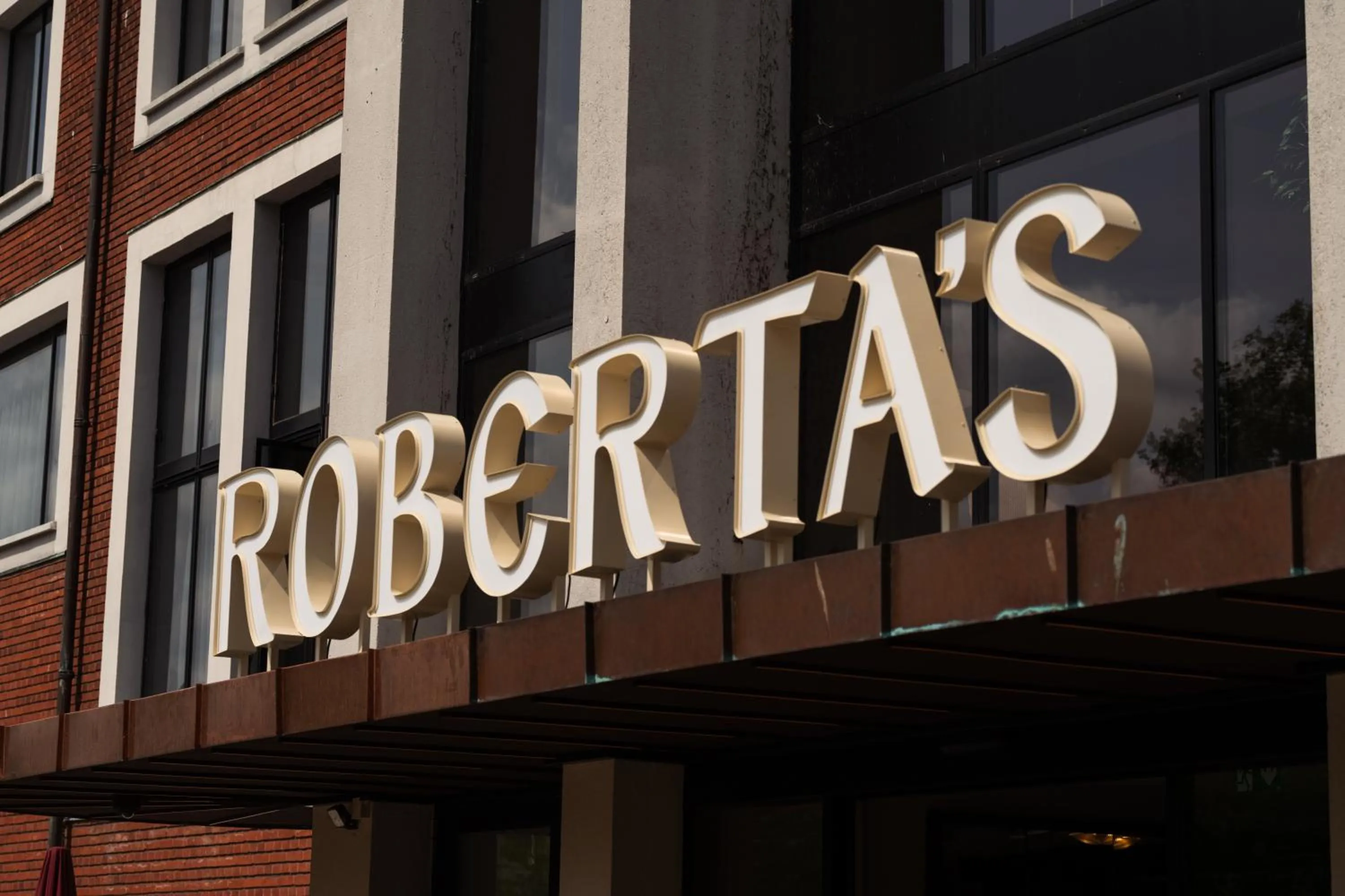 Facade/entrance in Roberta's Society Aarhus