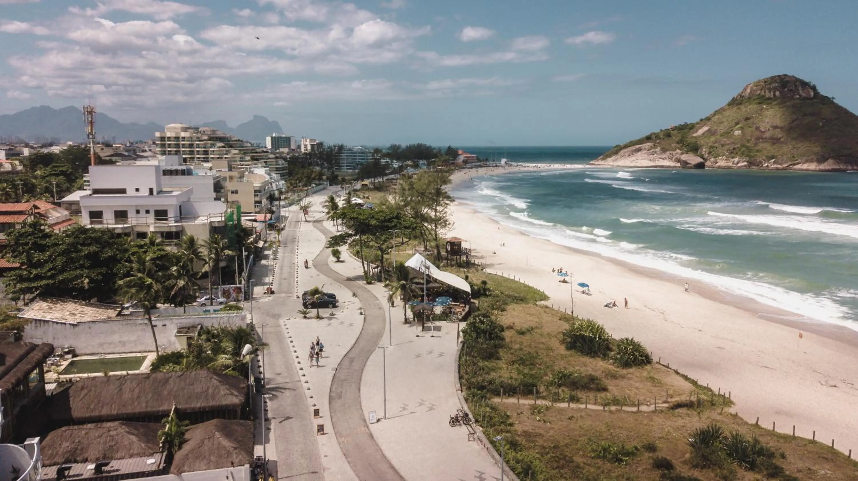 Beach in Longboard Paradise Suítes