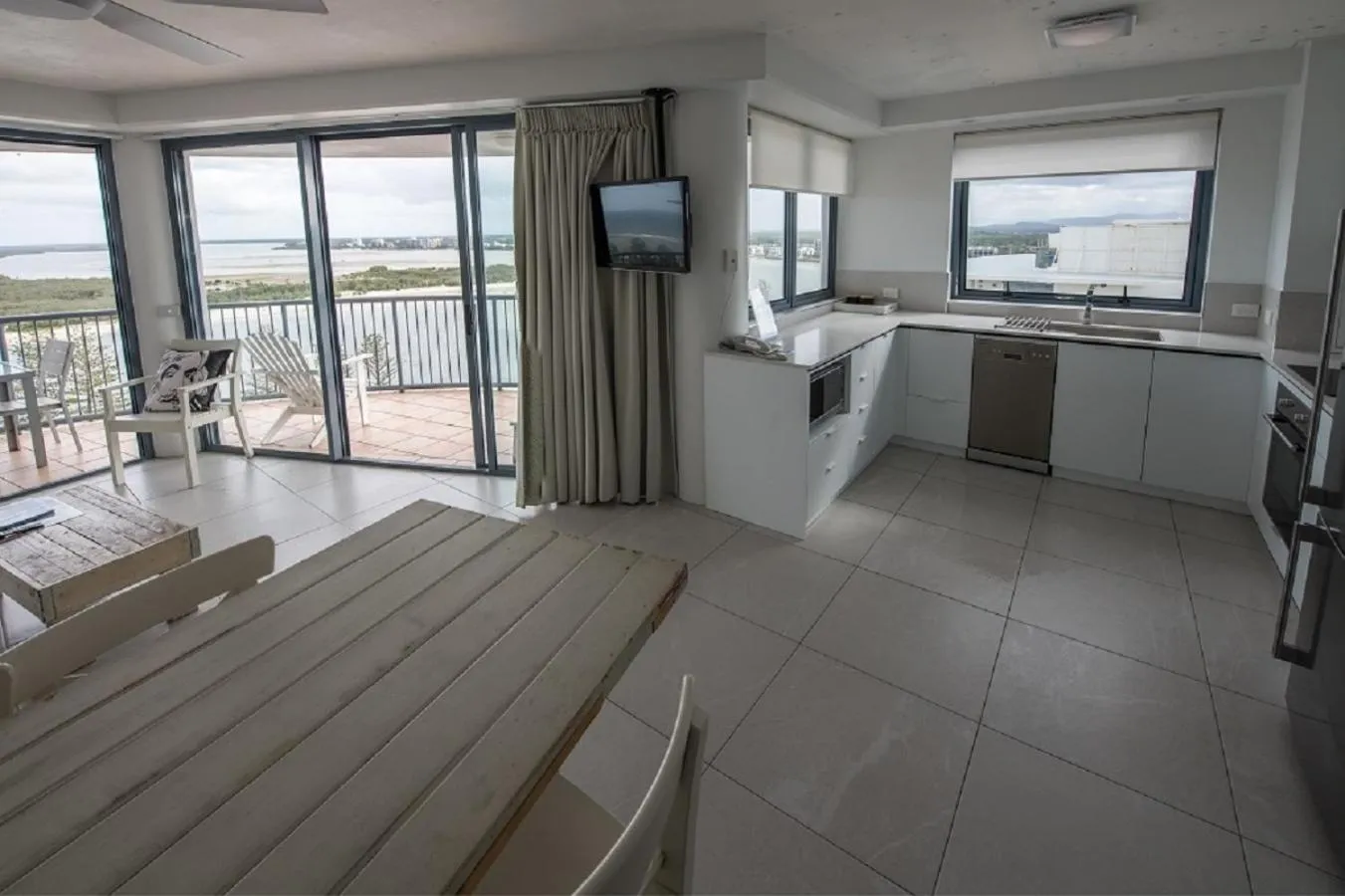 TV and multimedia, Bed in Centrepoint Apartments Caloundra