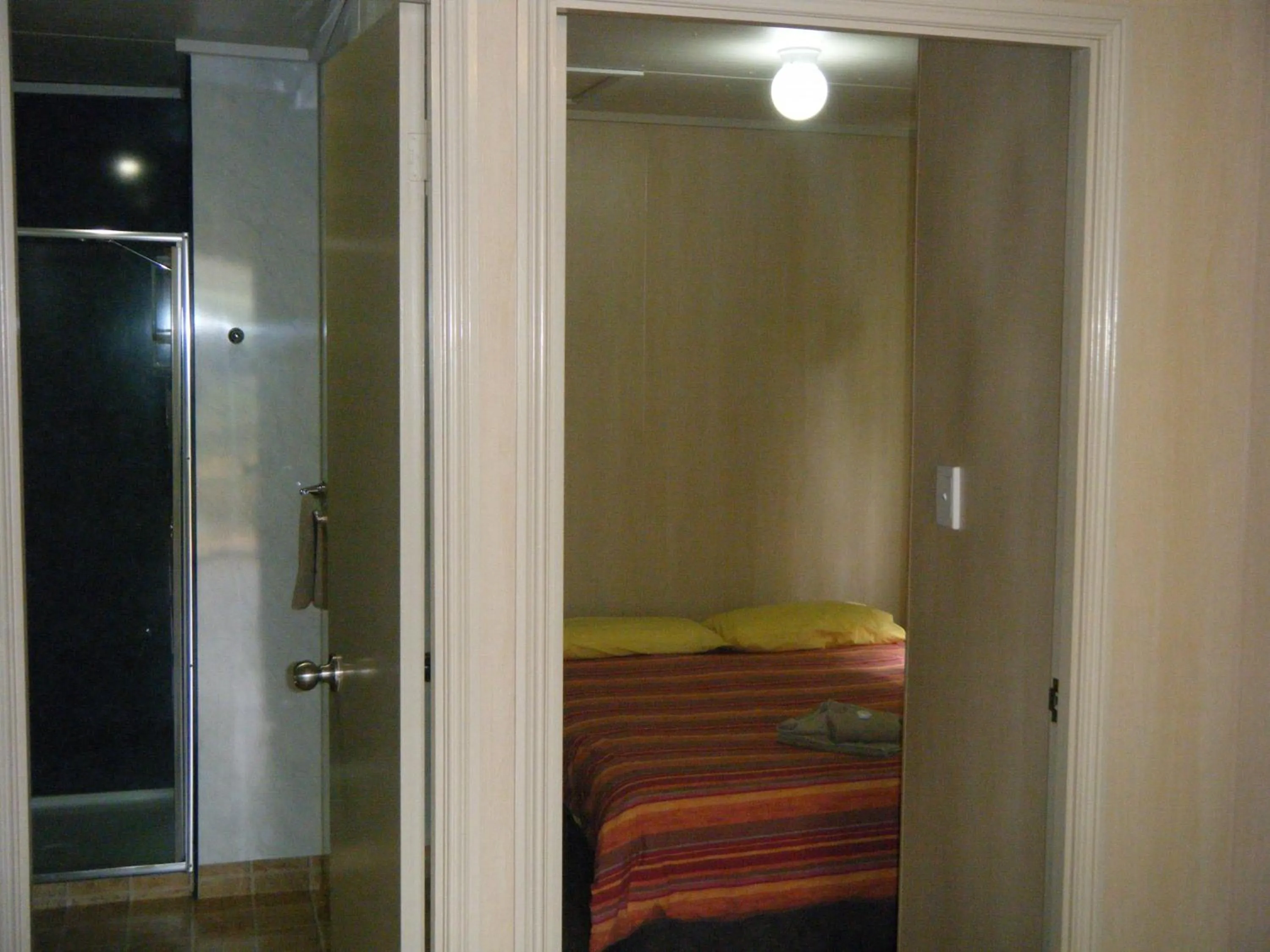 Bathroom, Bed in PepperTree Cabins, Kingaroy