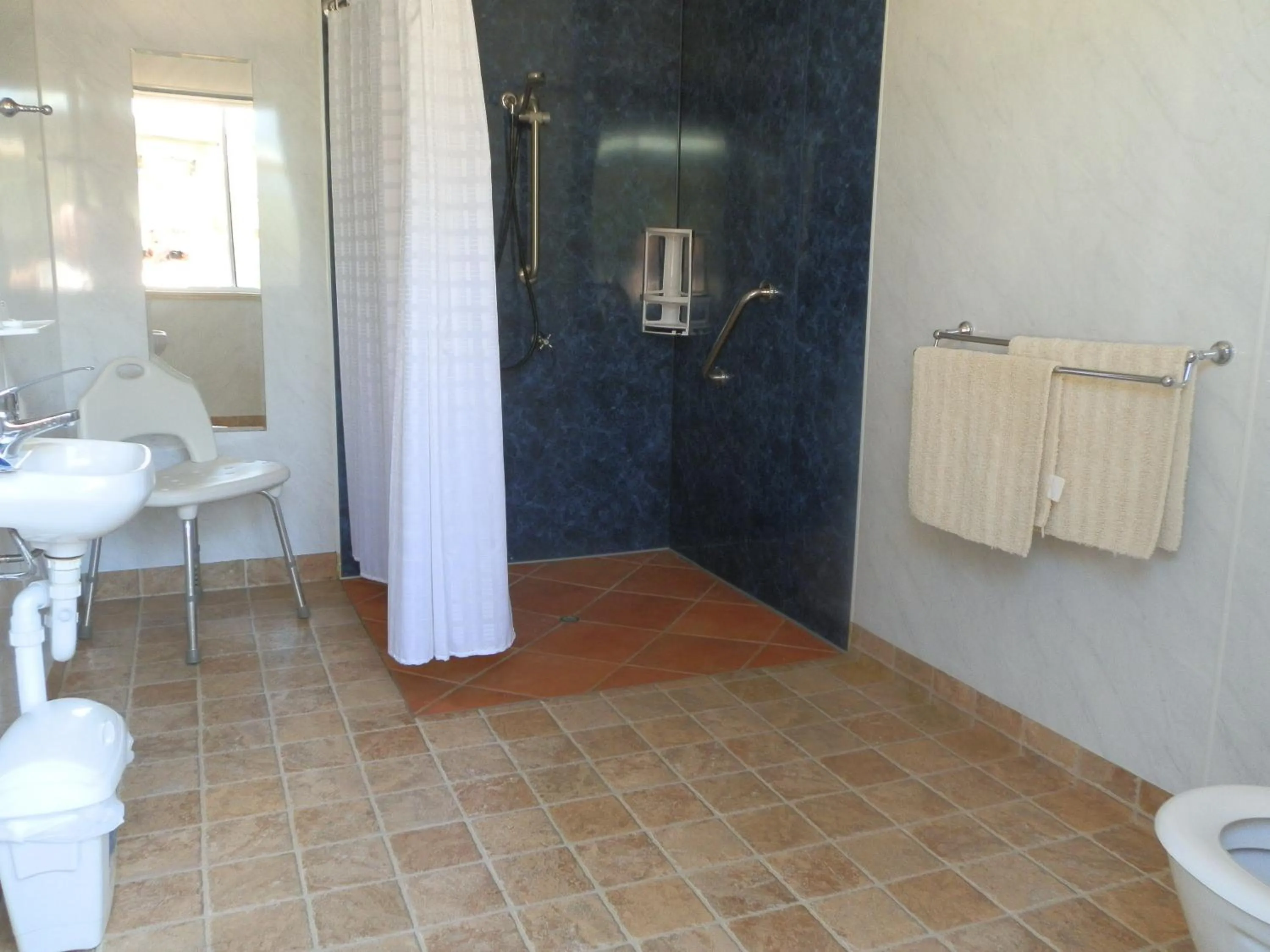 Bathroom in PepperTree Cabins, Kingaroy