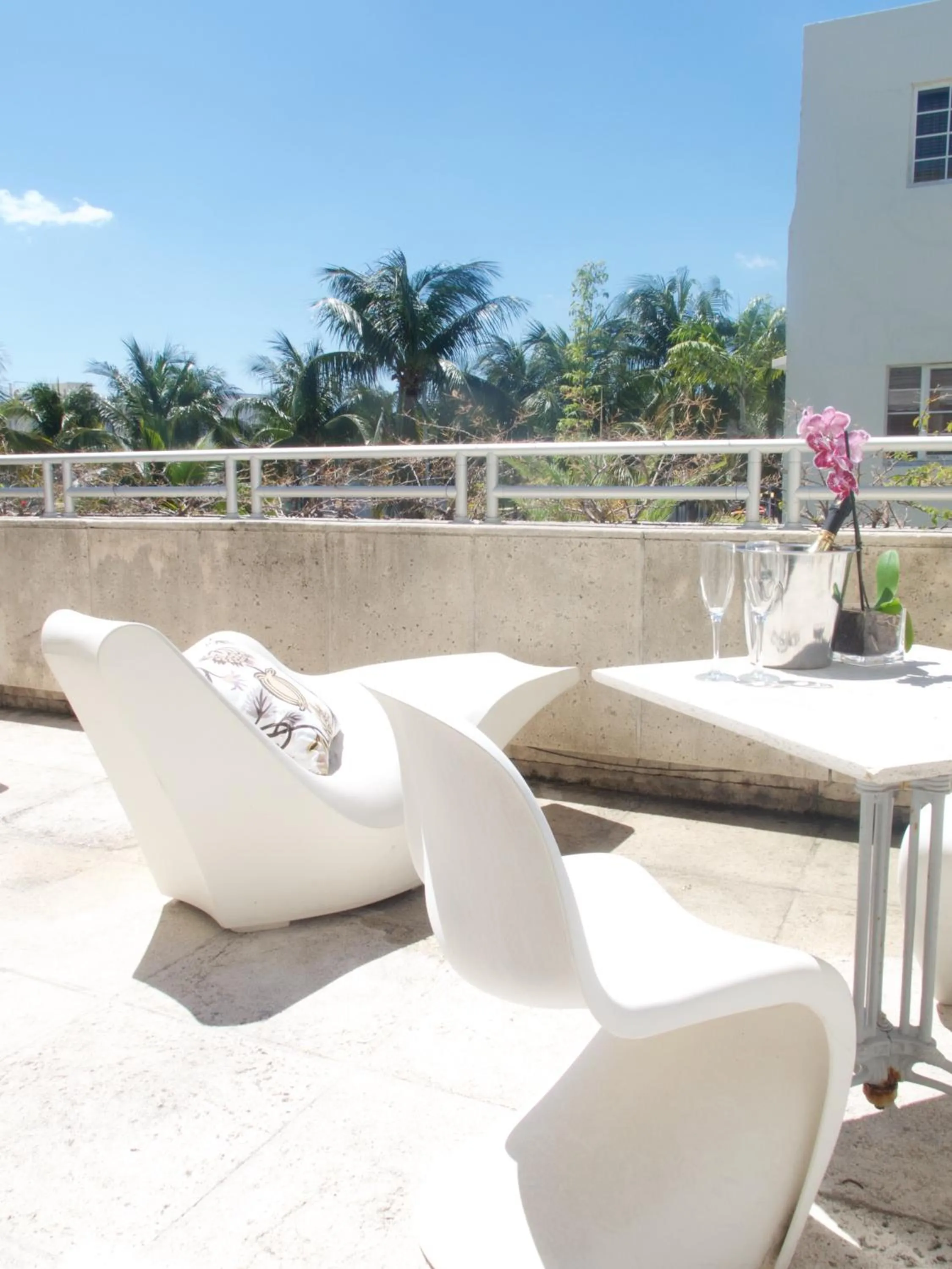 Balcony/Terrace, Patio/Outdoor Area in The Astor by LuxUrban