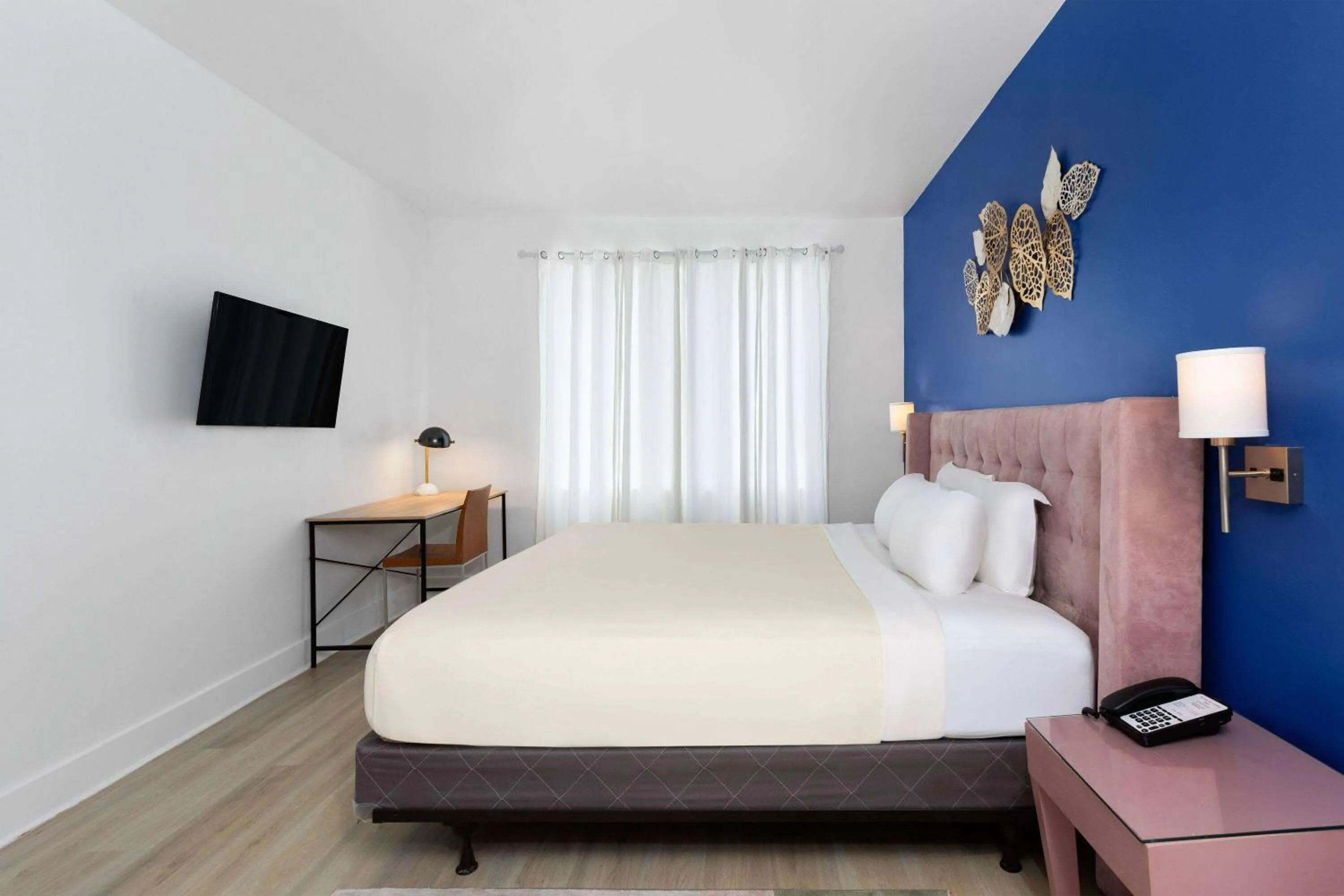 Photo of the whole room in The Astor by LuxUrban