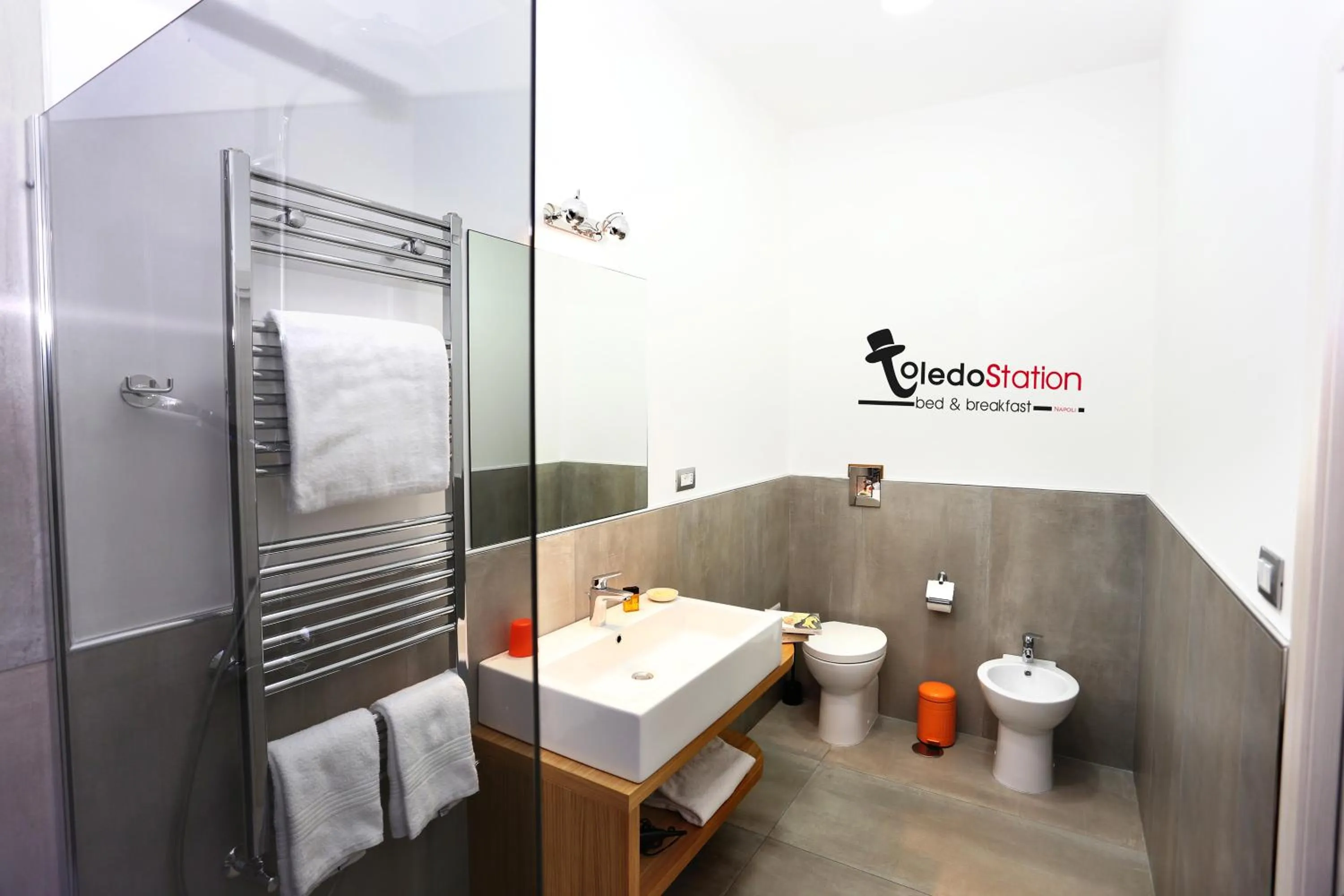 Bathroom in ToledoStation B&B