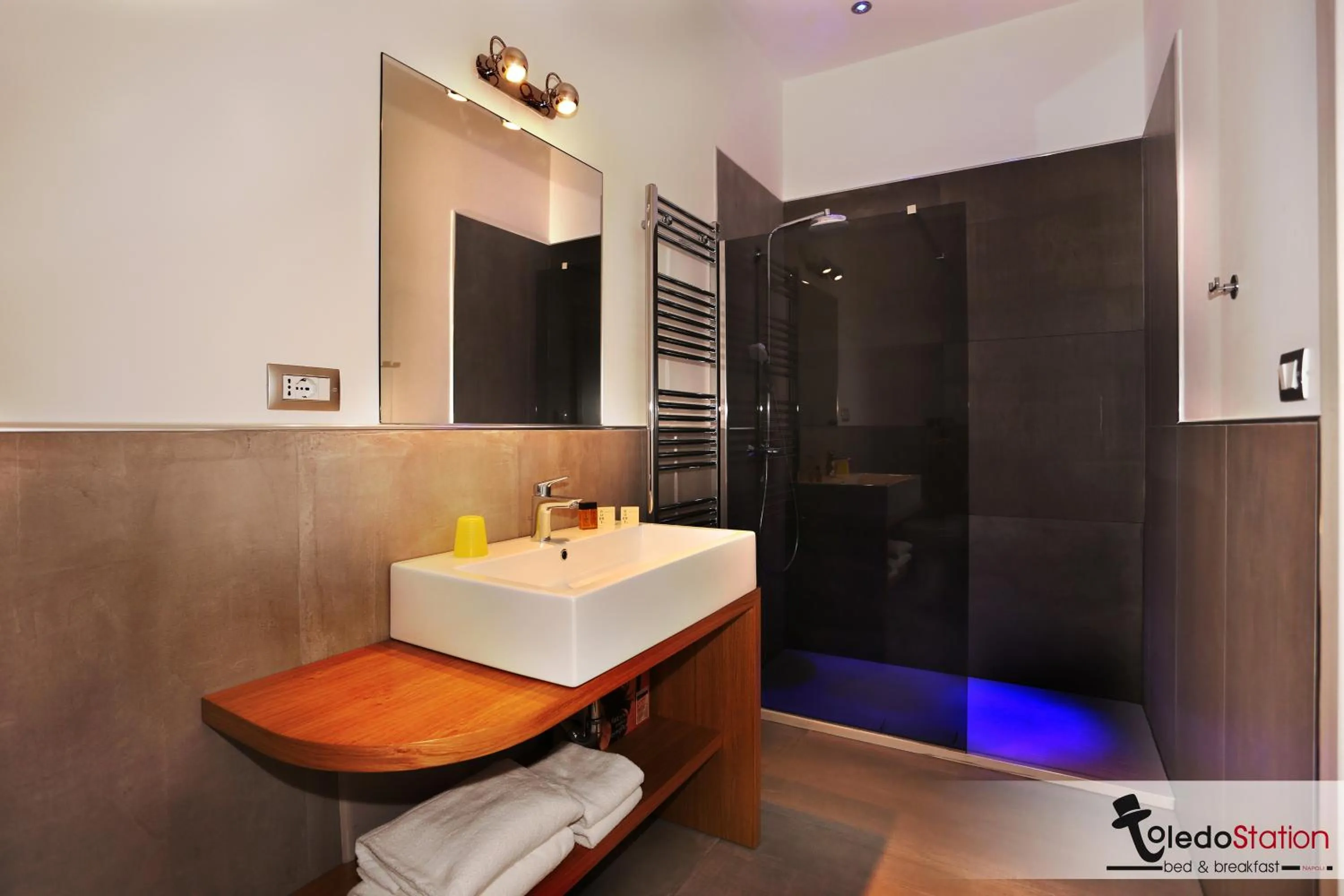 Bathroom in ToledoStation B&B