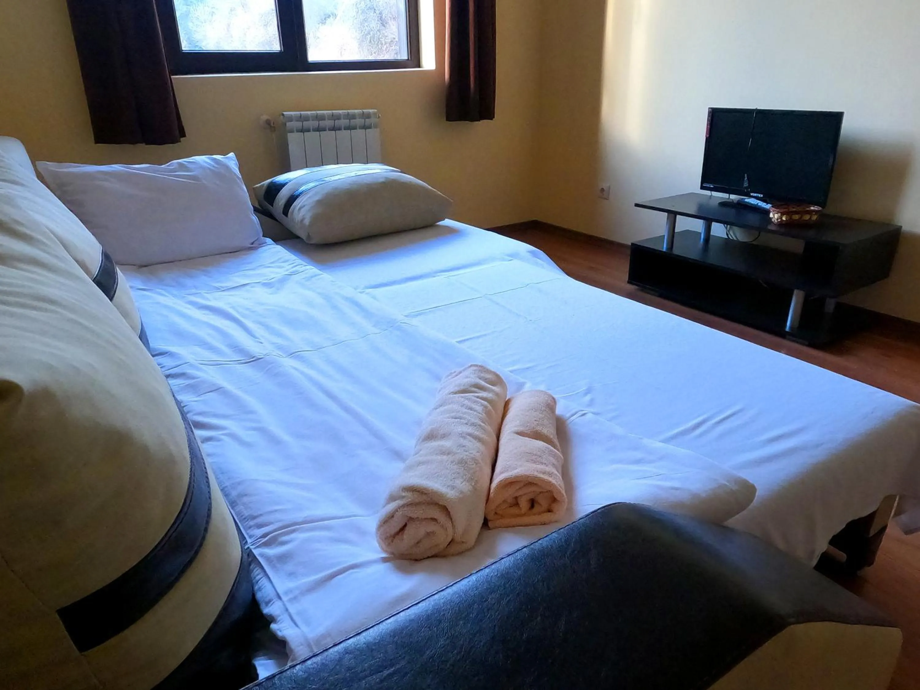 Communal lounge/ TV room, Bed in Rusaliite Adventure House