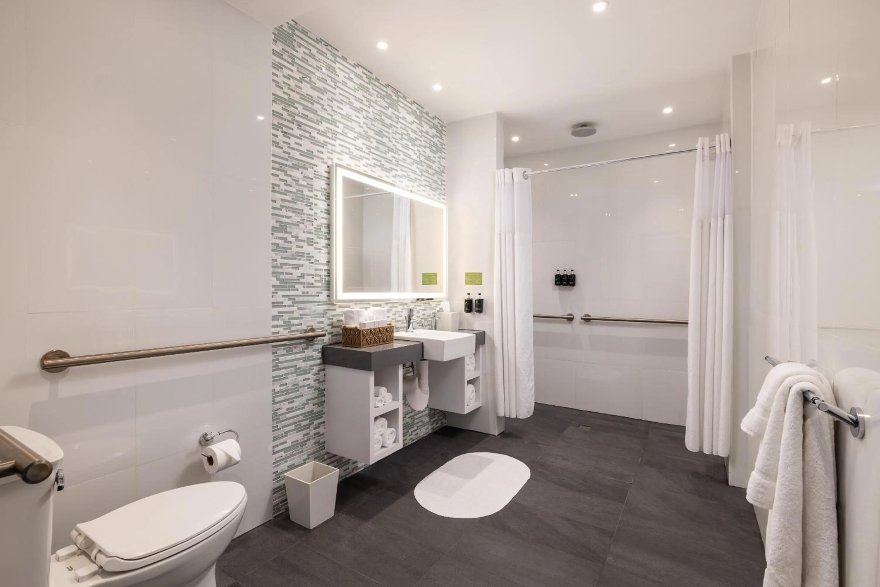 Shower in The Palms Hotel & Spa