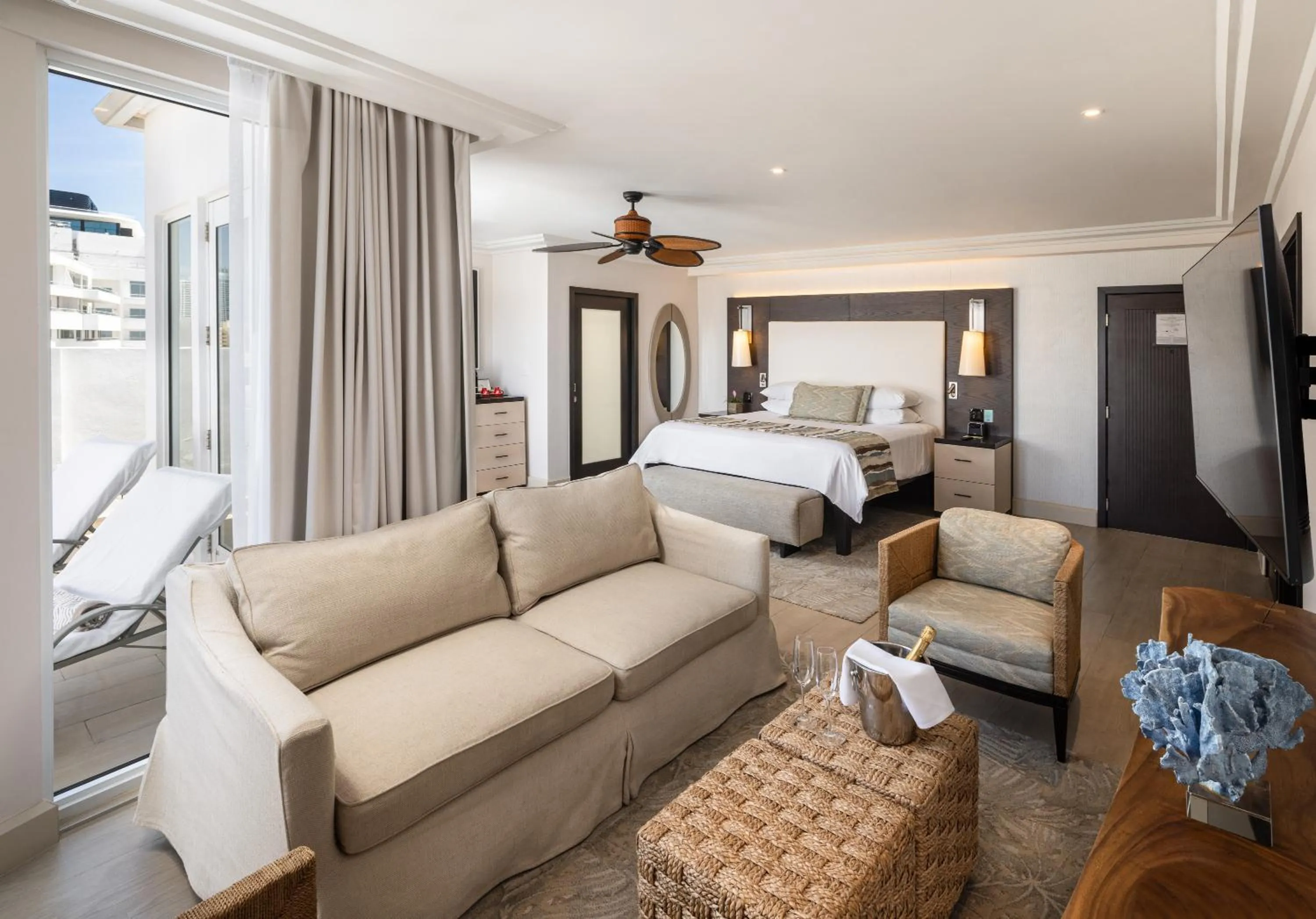 Living room, Bed in The Palms Hotel & Spa