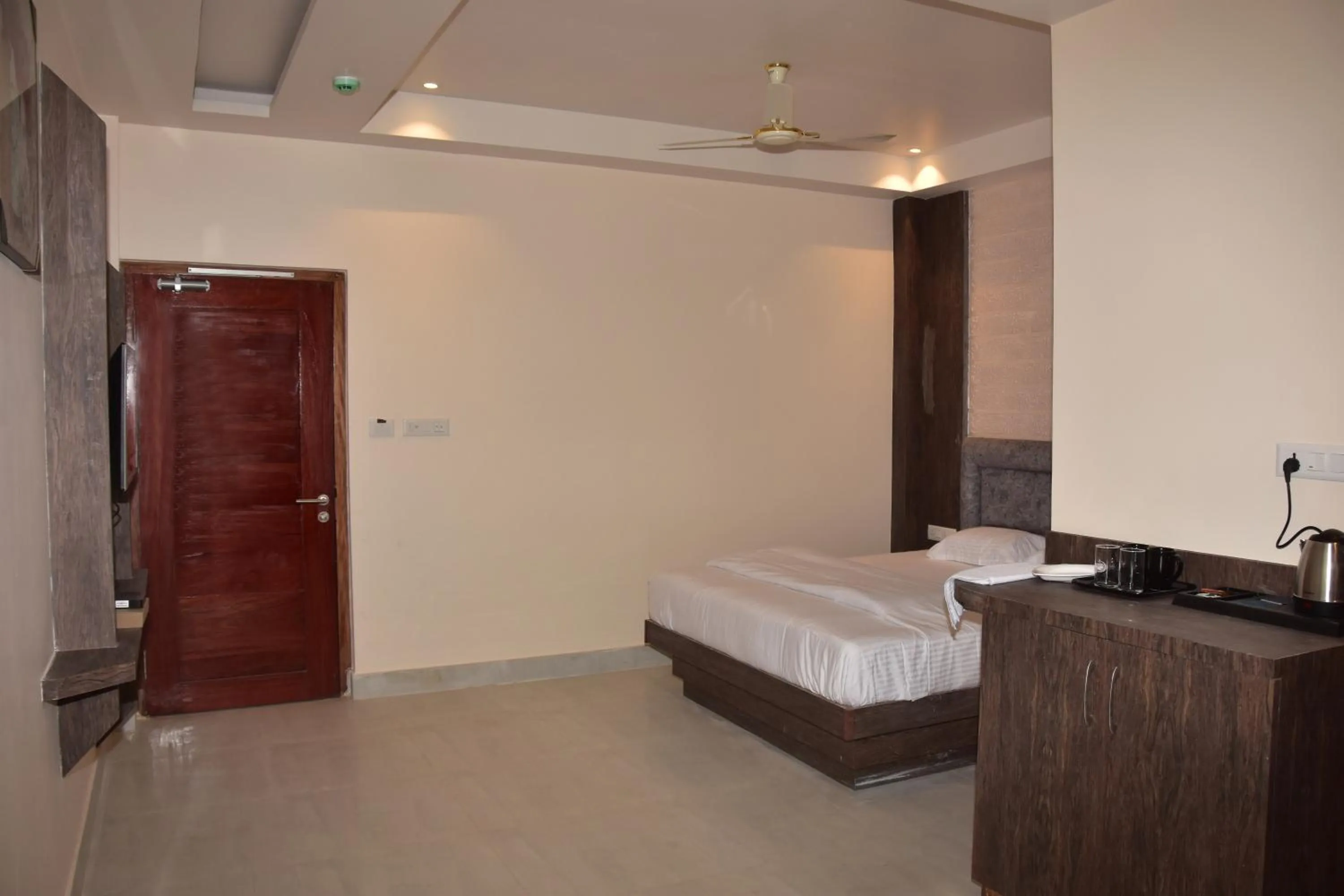 Bedroom, Bed in Hotel Serene Palace