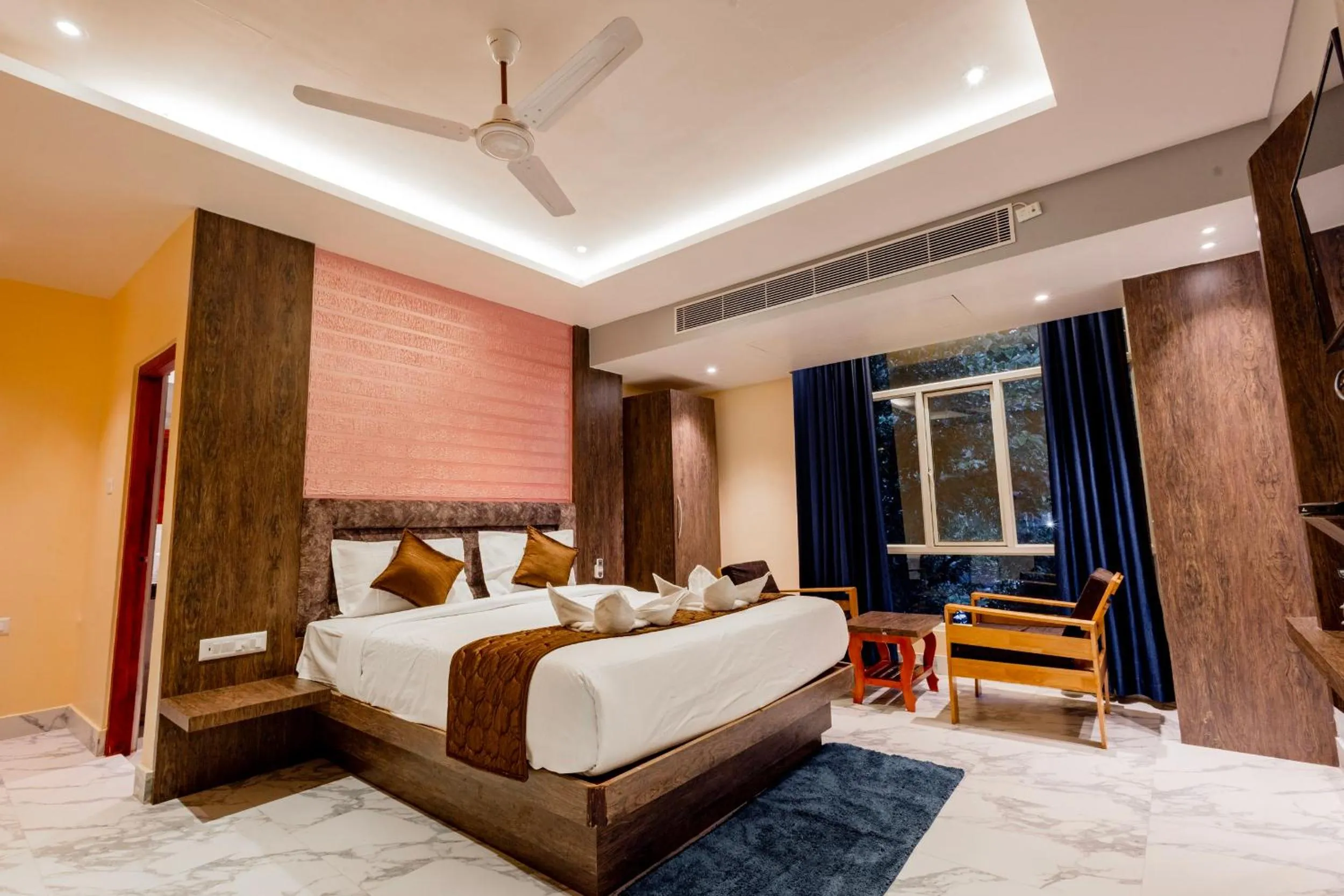 Bedroom, Bed in Hotel Serene Palace