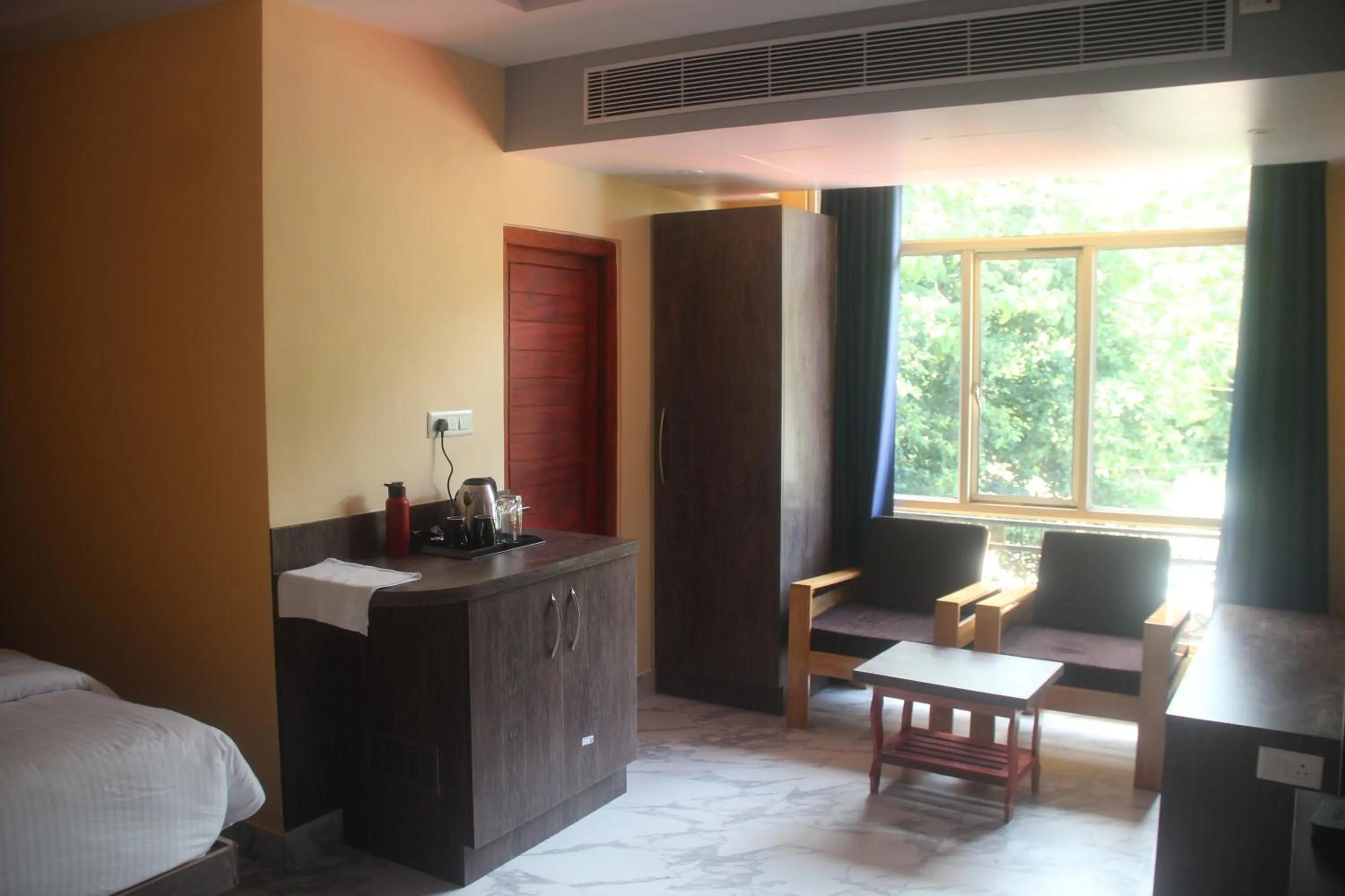 Living room, Bed in Hotel Serene Palace