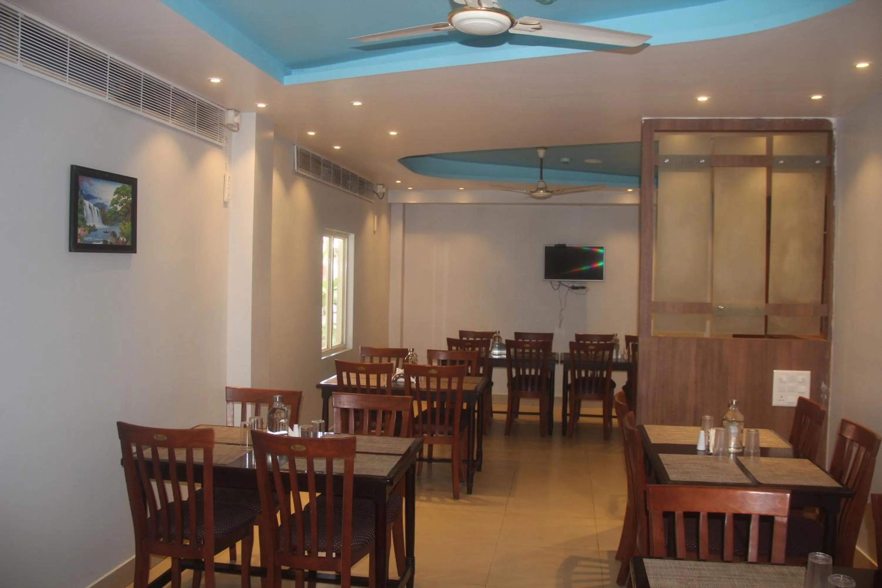 Restaurant/places to eat in Hotel Serene Palace