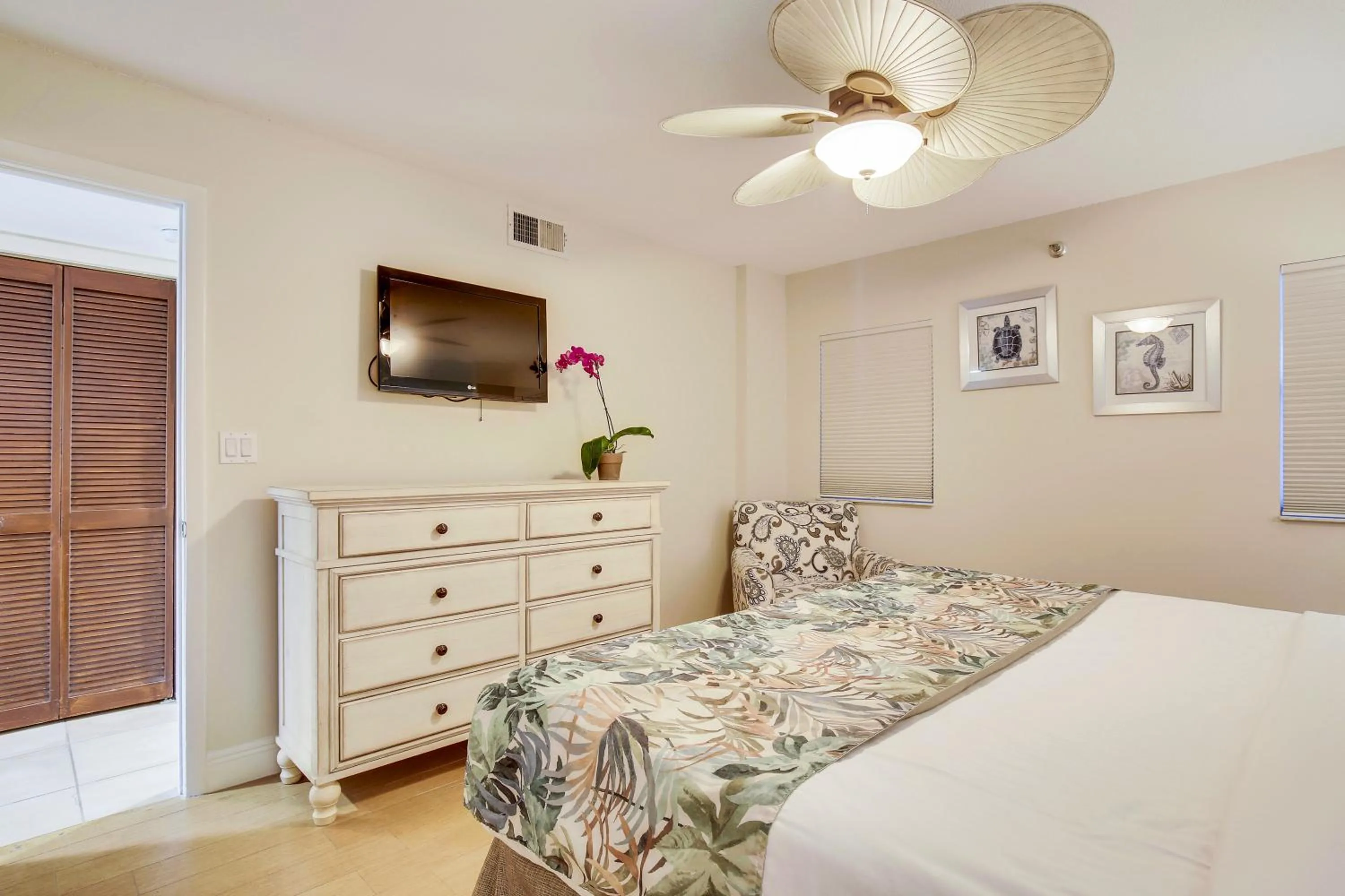Bedroom, Bed in Ocean Pointe Suites at Key Largo