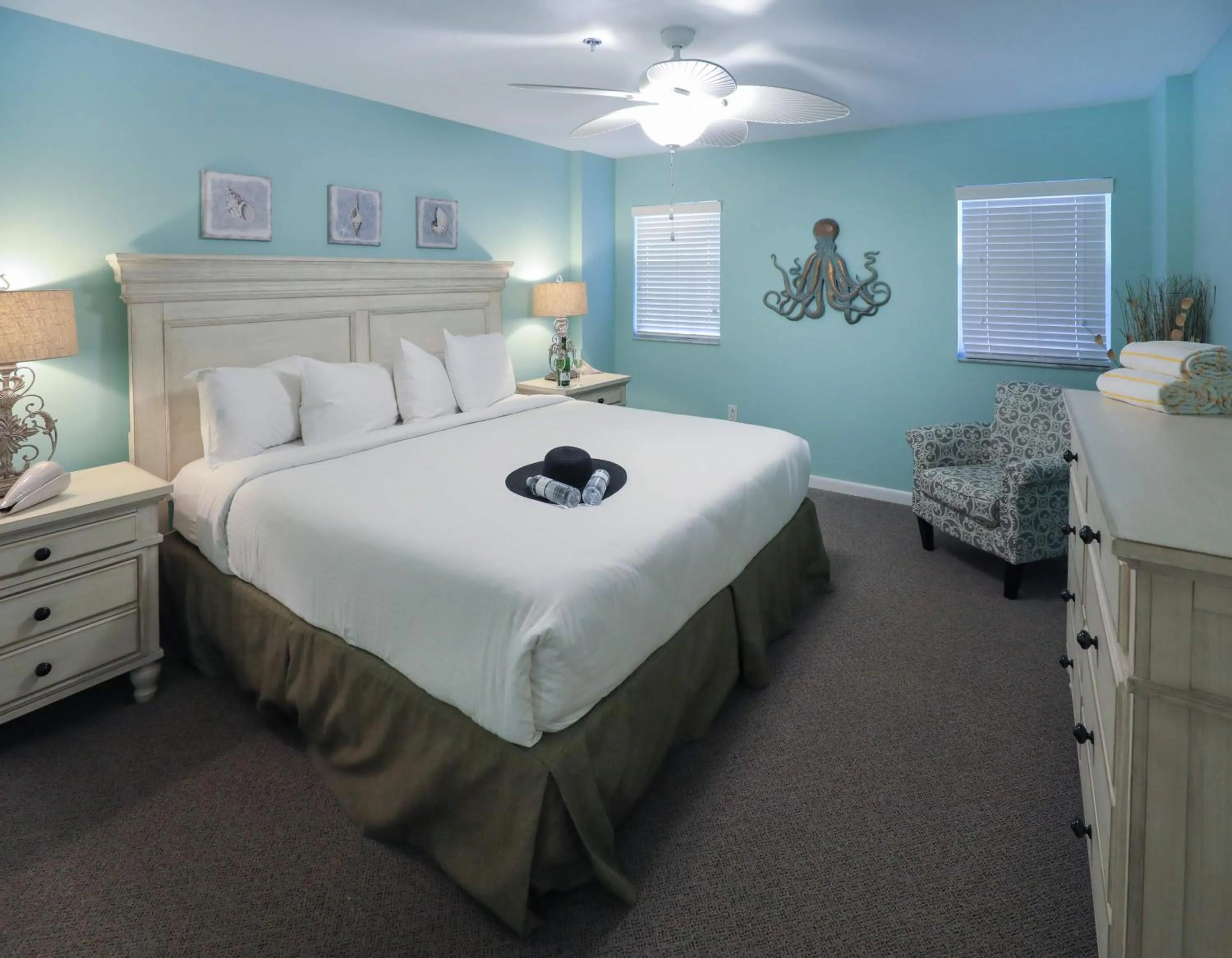 Bed in Ocean Pointe Suites at Key Largo