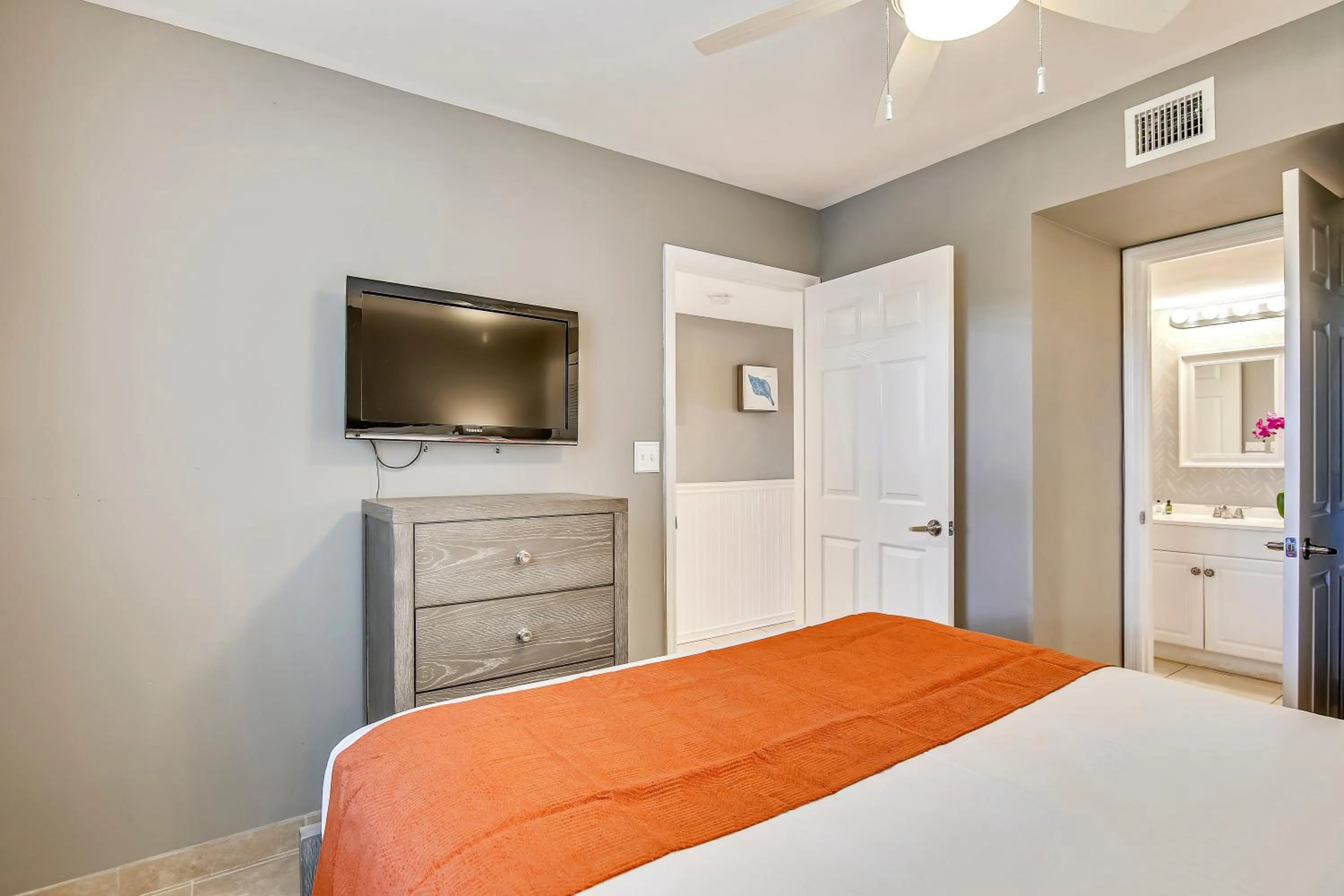 Bedroom, Bed in Ocean Pointe Suites at Key Largo