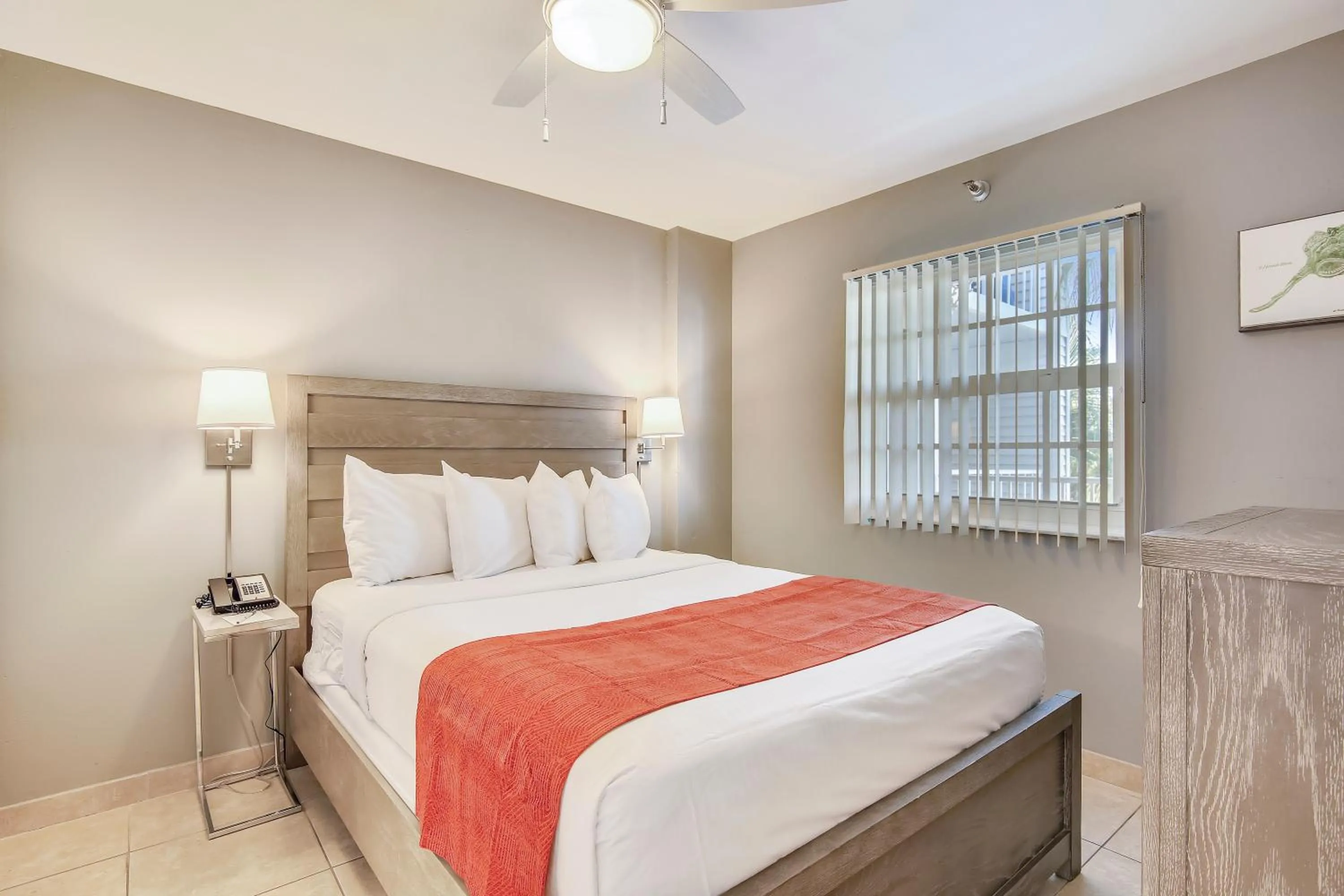 Bedroom, Bed in Ocean Pointe Suites at Key Largo