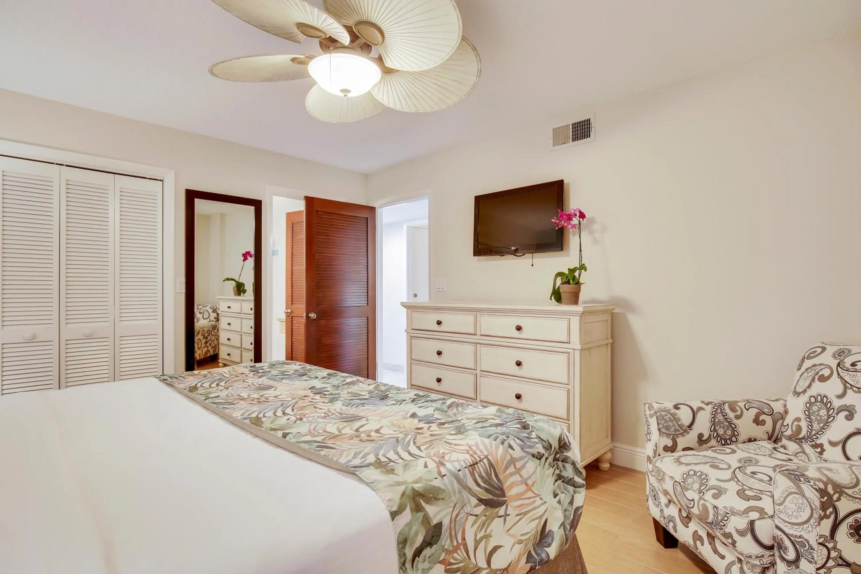 Bedroom, Bed in Ocean Pointe Suites at Key Largo