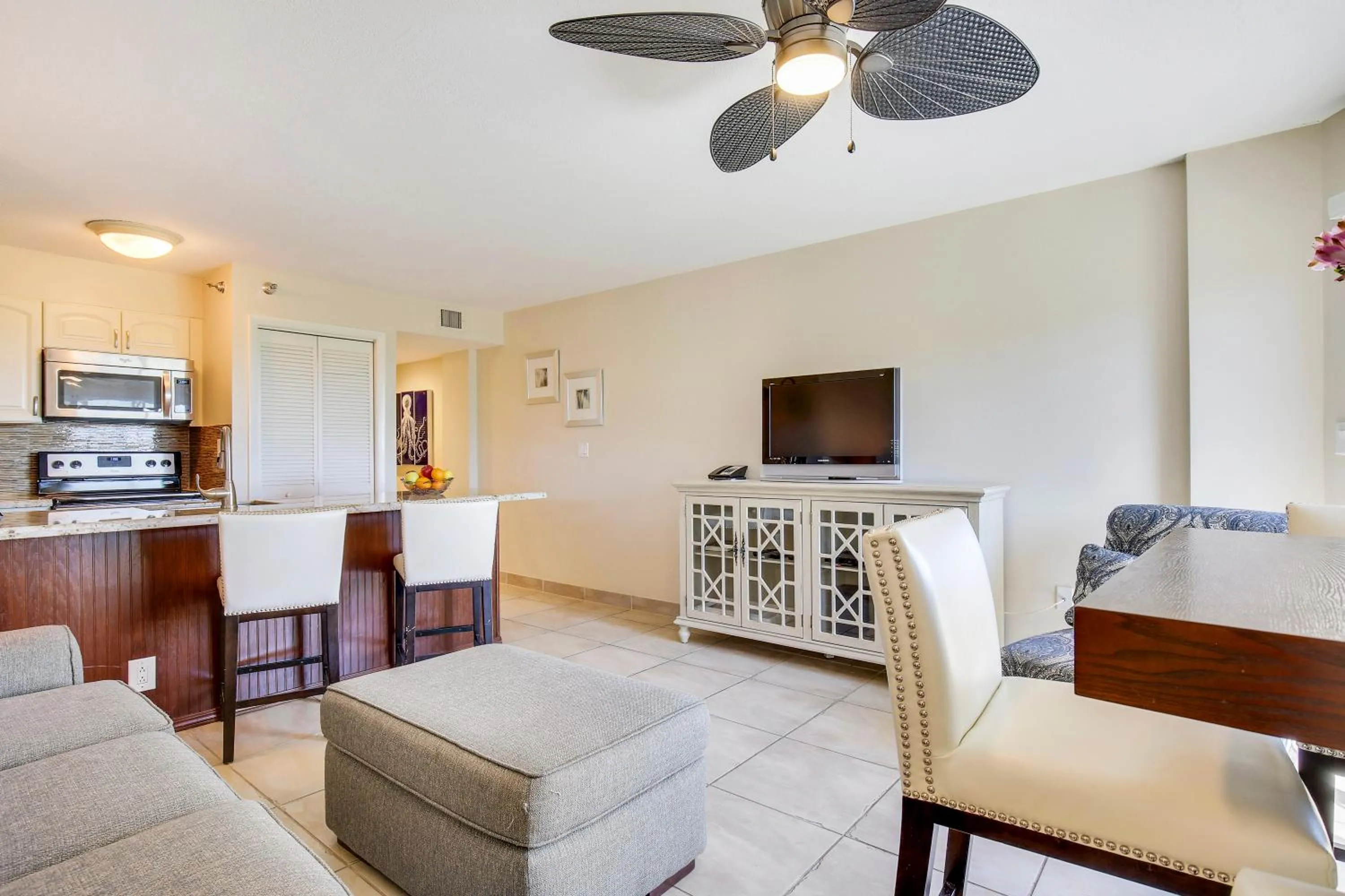 Living room in Ocean Pointe Suites at Key Largo